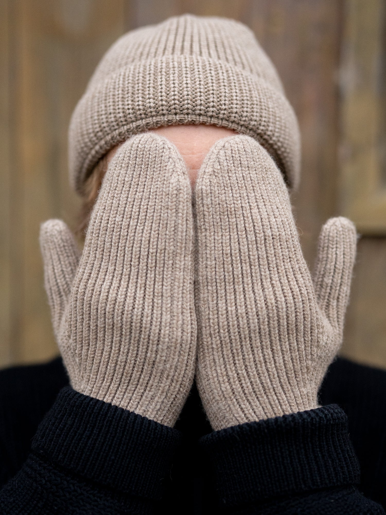 Nachhaltige Strick Fäustlinge von FUXBAU in sand aus 100% GOTS zertifizierter Merino Schurwolle gestrickt in Deutschland.