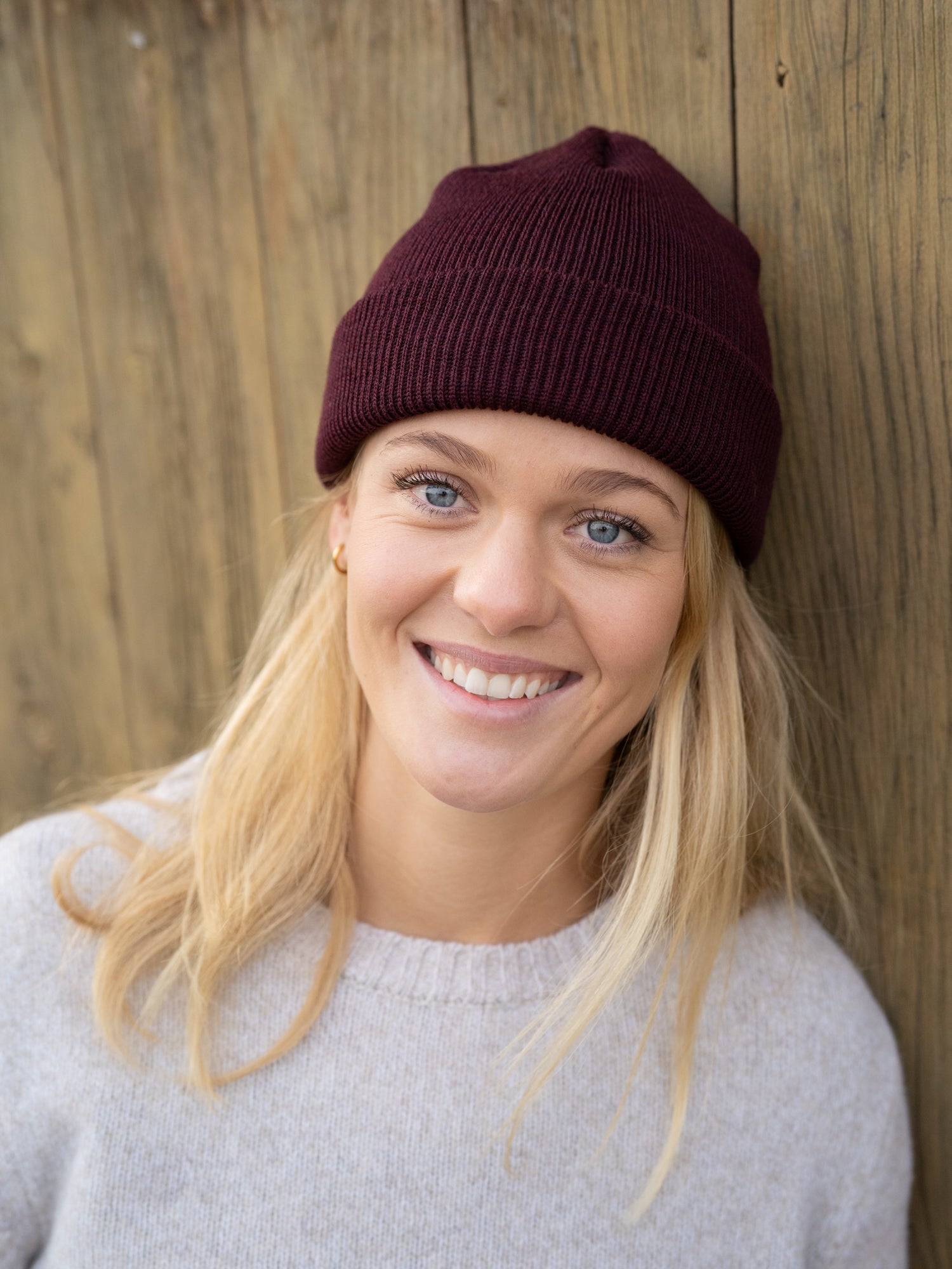 FUXBAU Merino Strickmütze in bordeaux aus 100% GOTS zertifizierter Merinowolle in bordeaux.
