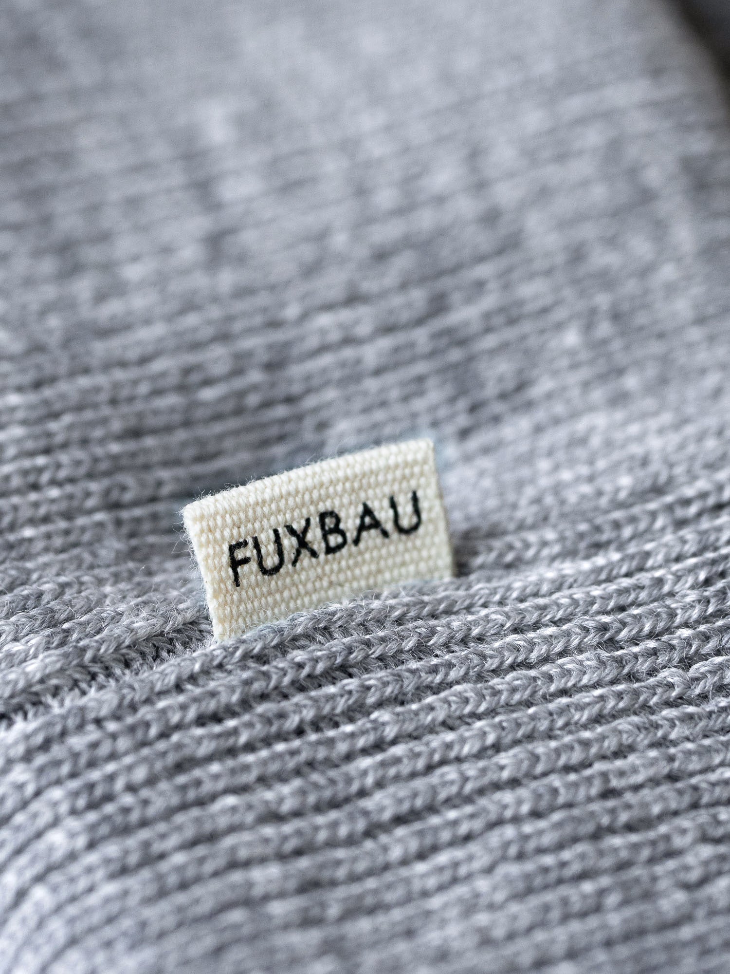Detailbild Sideflag und Strickart der nachhaltigen Merino Strickmütze in graumeliert von FUXBAU