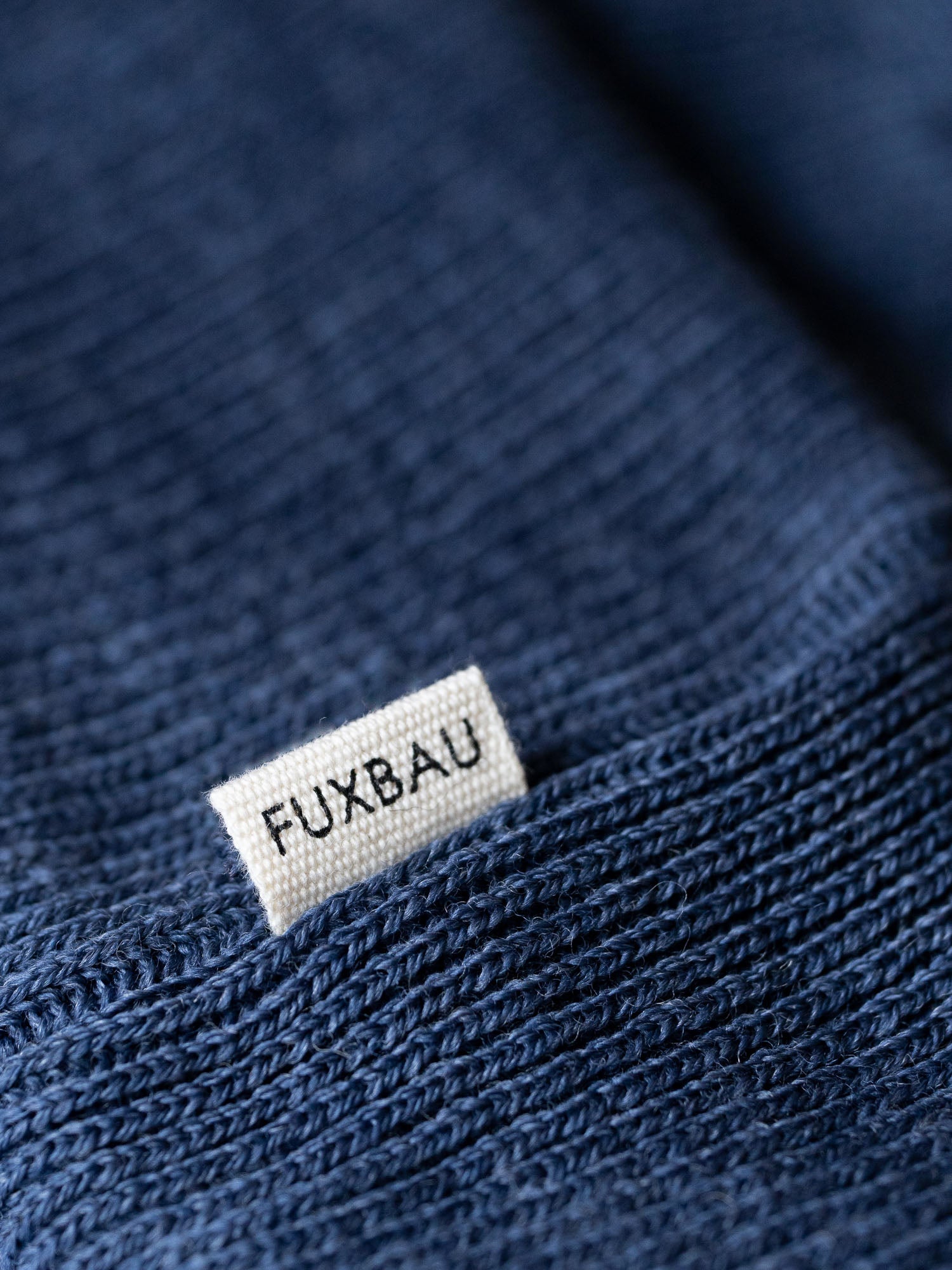Detail der Sideflag der nachhaltigen Strickmütze aus 100% GOTS zertifizierter Merinowolle von FUXBAU