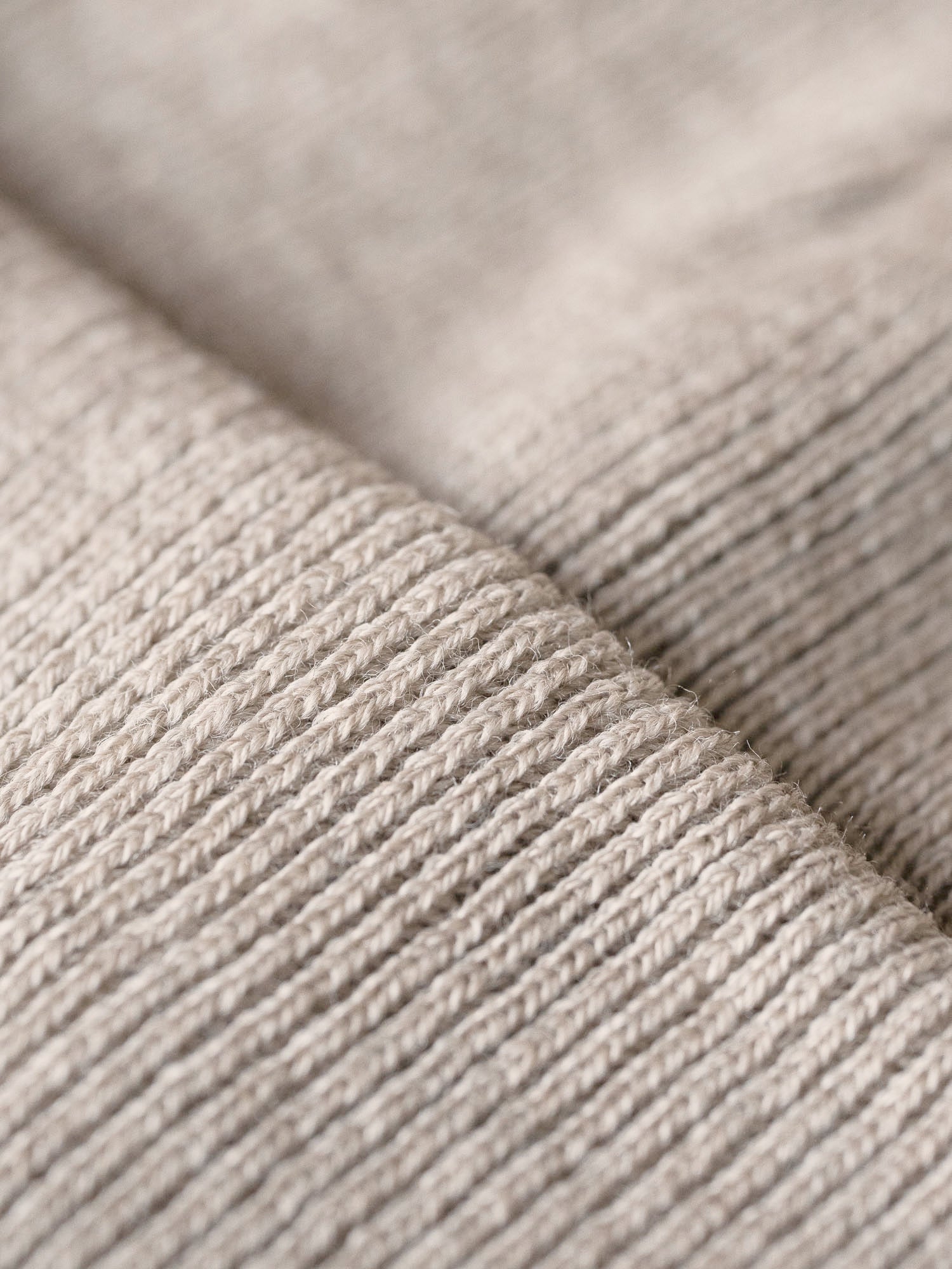Nachhaltige Fair Fashion Merino Strickmütze von FUXBAU aus 100% GOTS zertifizierter Wolle Made in Germany in der Farbe sand.