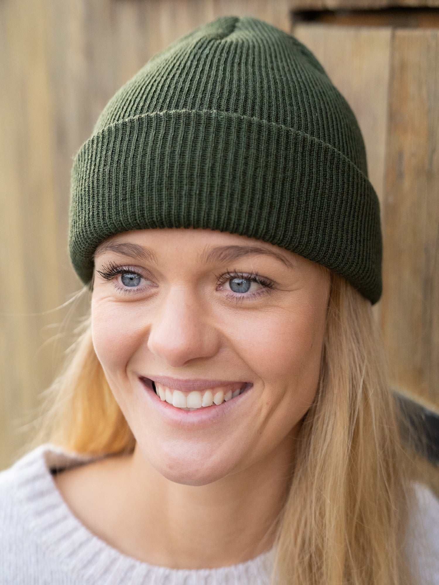 Nachhaltige Fair Fashion Strickmütze in grün von FUXBAU aus 100% Merino Schurwolle.