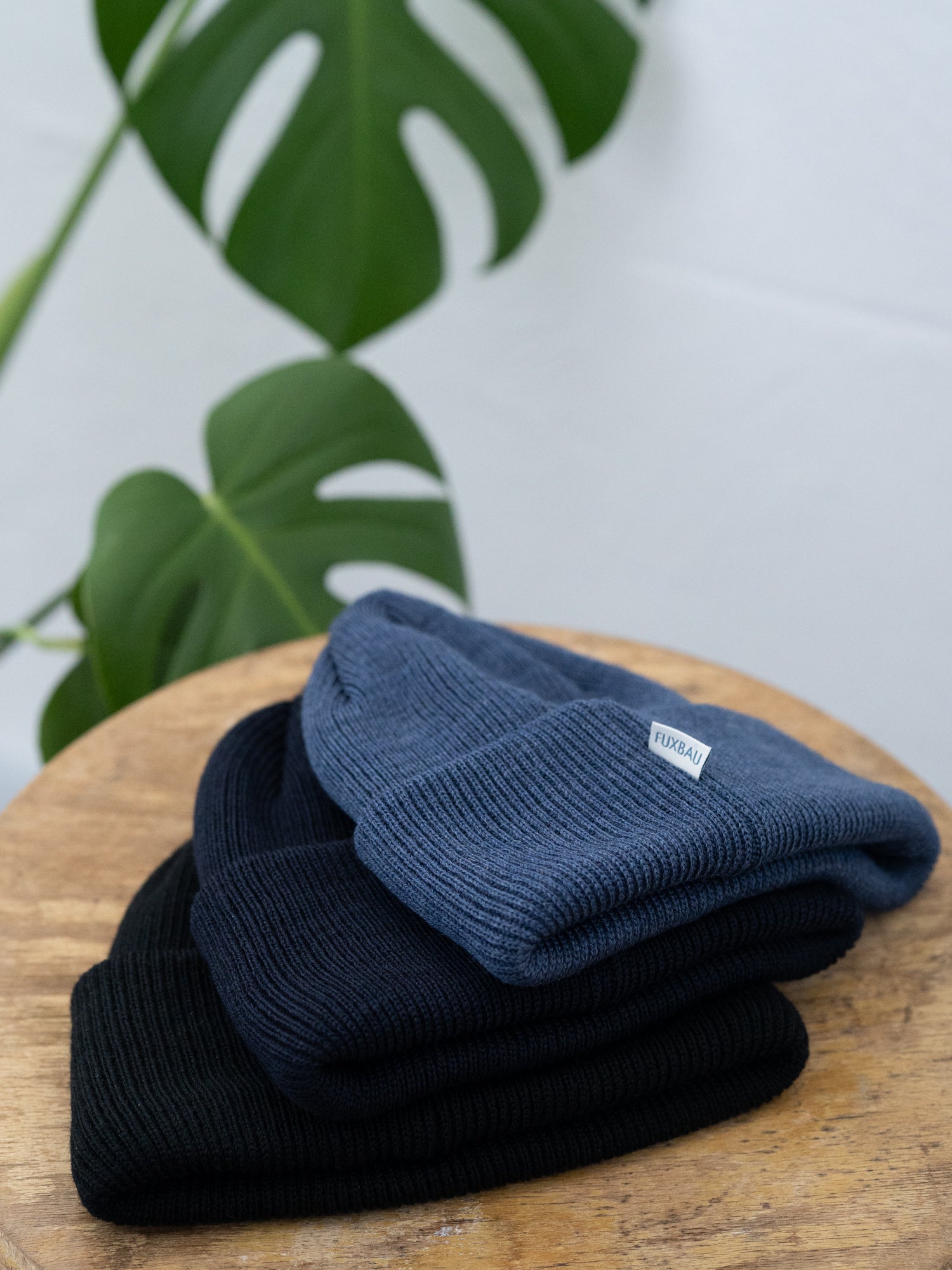 Nachhaltige FUXBAU Fair Fashion Merino Strickmützen in den Farben Nachtblau, Navy und Schwarz aus 100% GOTS zertifizierter Merino Schurwolle.