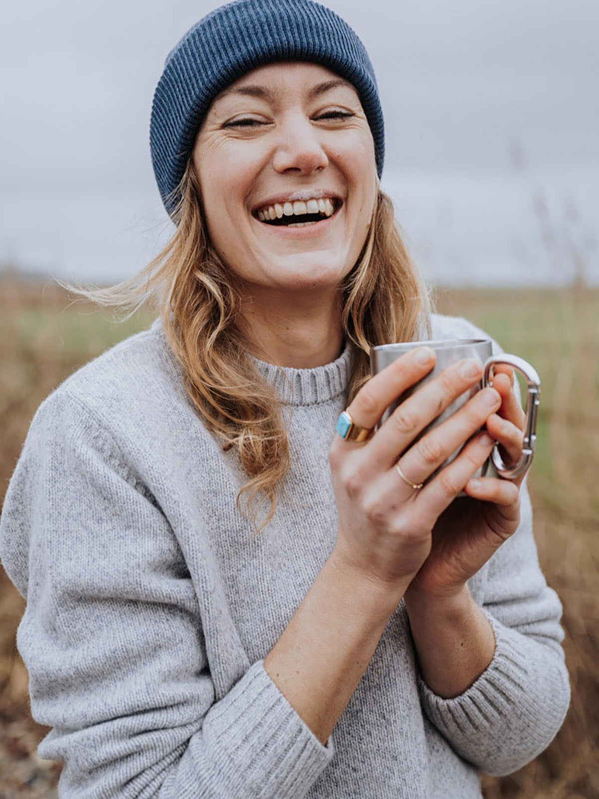 Carla trägt unseren Frauen Merino Strickpullover in graumeliert der unter fairen Bedingungen für dich in Deutschland hergestellt wird