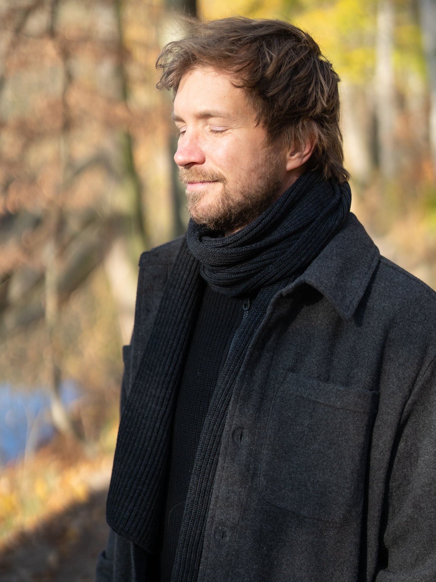 Nachhaltiger FUXBAU Fair Fashion Strickschal in anthrazit. Nachhaltig und fair gestrickt aus Merino Schurwolle in Deutschland.