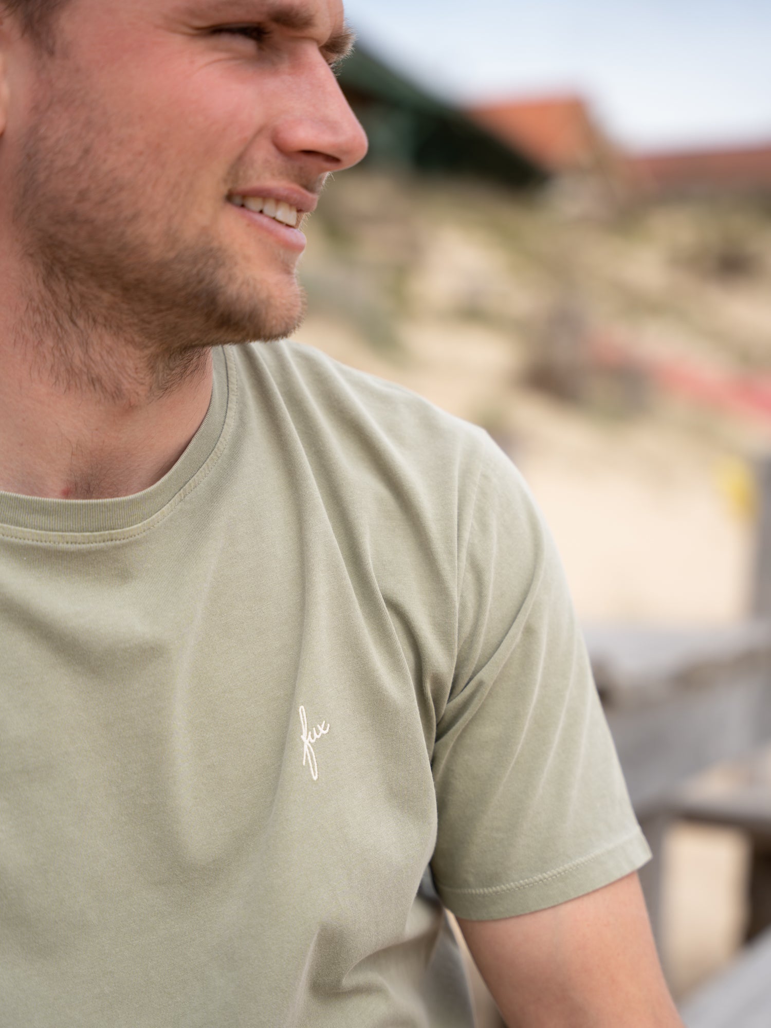 Nachhaltig und fair produzierter Männer FUXBAU T-Shirt in grün auf naturfarbenbasis. Gefertigt aus 100% GOTS zertifizierter Biobaumwolle in Portugal.