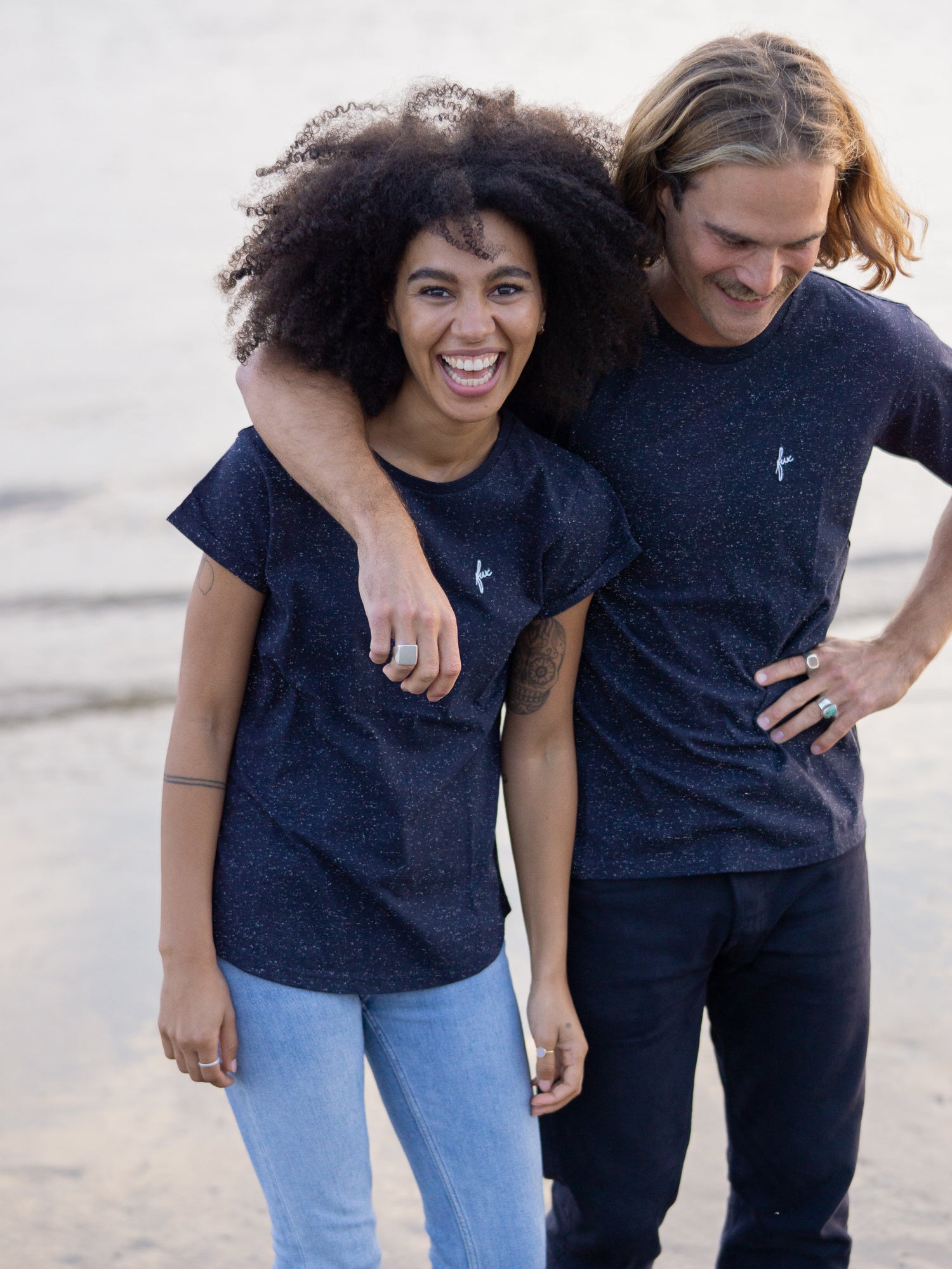 Kelsey trägt das Fair Fashion fux T-Shirt in navy mit kleinen weißen neps für Männer und Jacky das für Frauen