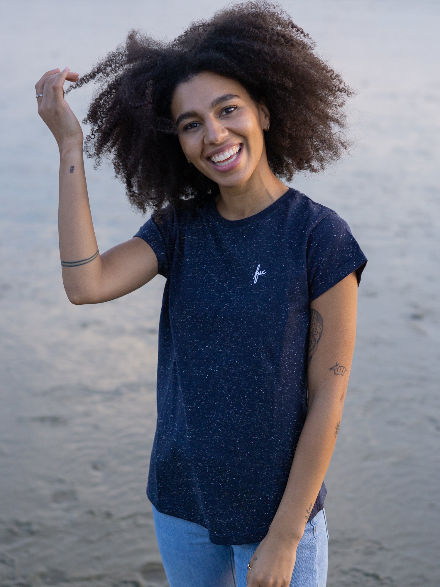 Jacky trägt unsere Fair Fashion Frauen fux T-Shirt in navy mit weißen kleinen neps