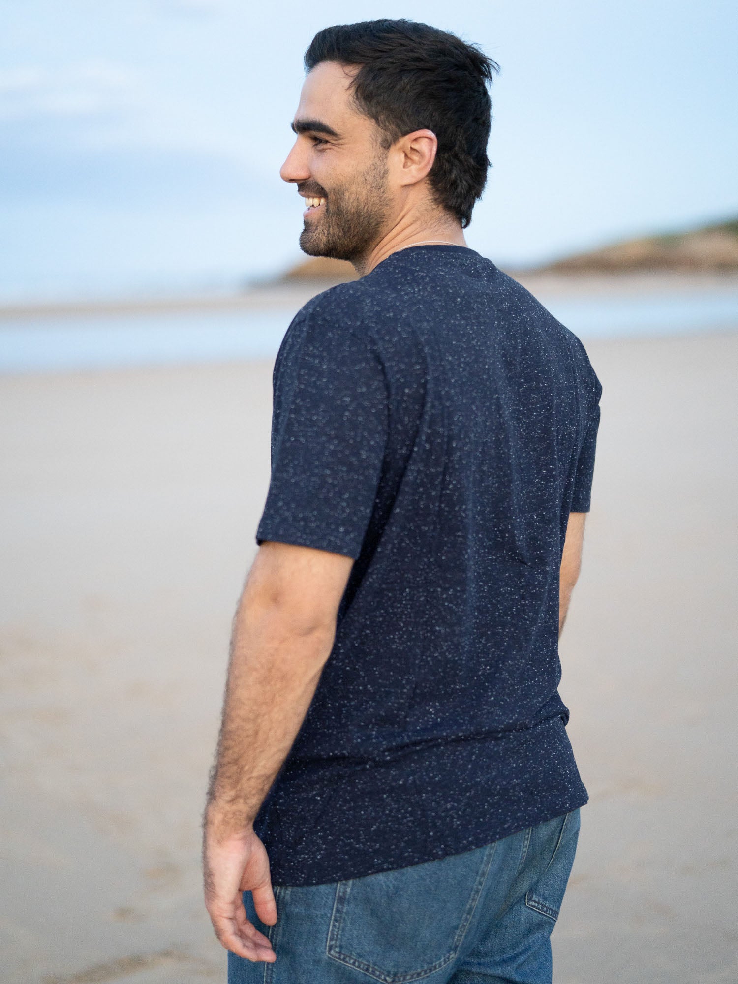 Unser Freund Guillermo trägt das Männer fux T-Shirt in navy mit weißen Neps aus 100% GOTS zertifizierter Biobaumwolle