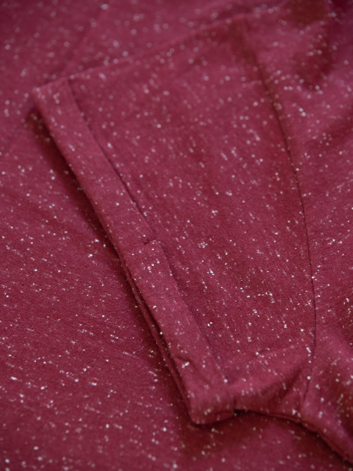 Nachhaltiges FUXBAU Fair Fashion Frauen T-Shirt in Bordeaux mit weißem fux Stick aus GOTS zertifizierter Biobaumwolle in bordeaux mit weißen punkten.