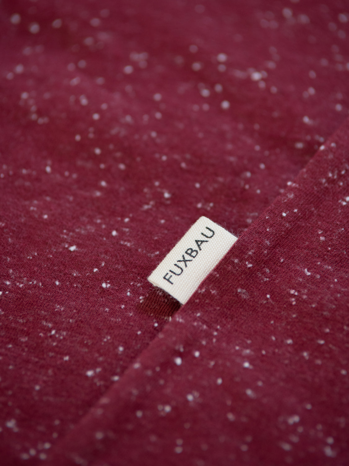 Nachhaltiges FUXBAU Fair Fashion Frauen T-Shirt in Bordeaux mit weißem fux Stick aus GOTS zertifizierter Biobaumwolle in bordeaux mit weißen punkten.