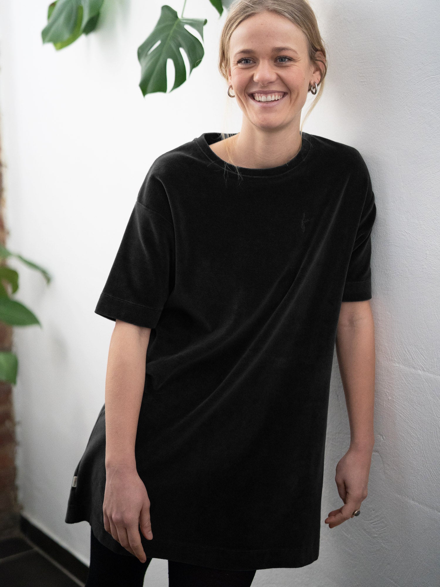 Greta liebt das kuschelig weiche FUXBAU Samt Kleid in schwarz aus 100% Biobaumwolle
