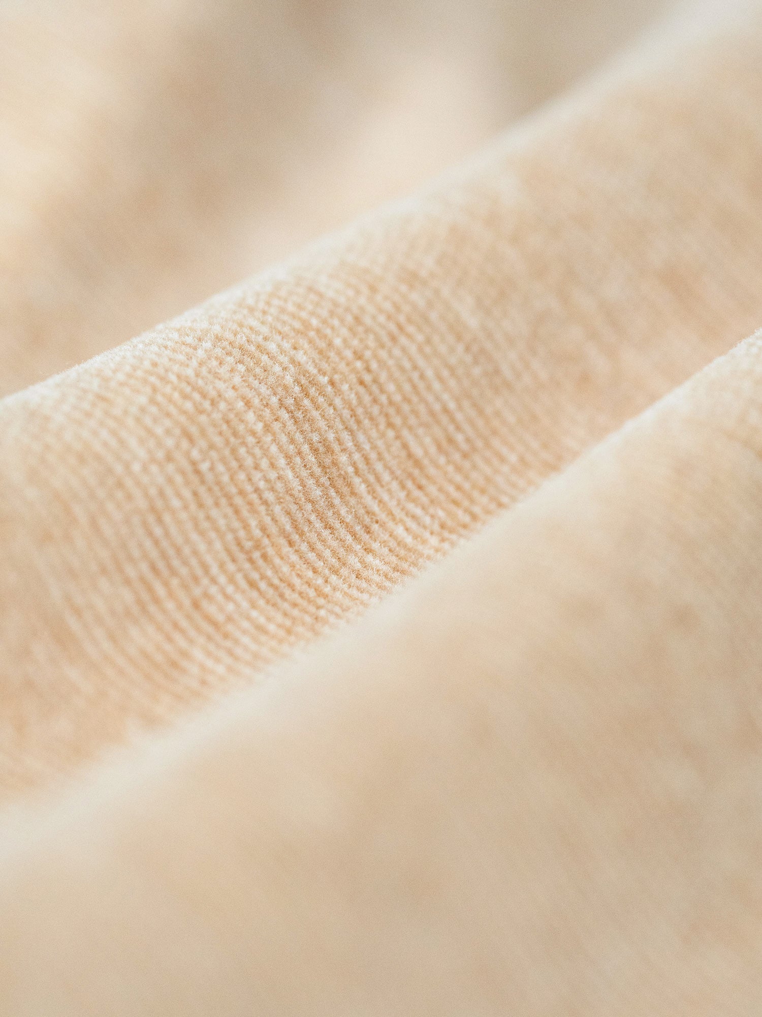 Detailbild unseres gelb beige geriffelt Stoffs aus 100% GOTS zertifizierter Biobaumwolle