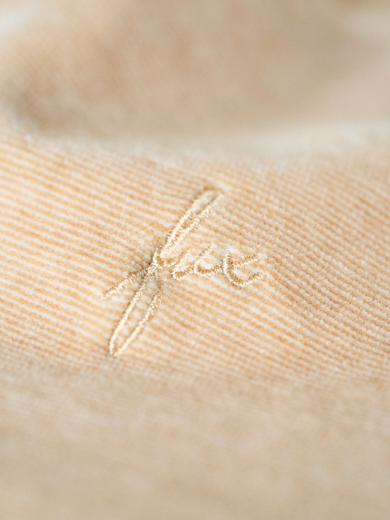 Detailbild fux Stick unserer gelb beige geriffelt Kollektion aus 100% GOTS zertifizierter Biobaumwolle