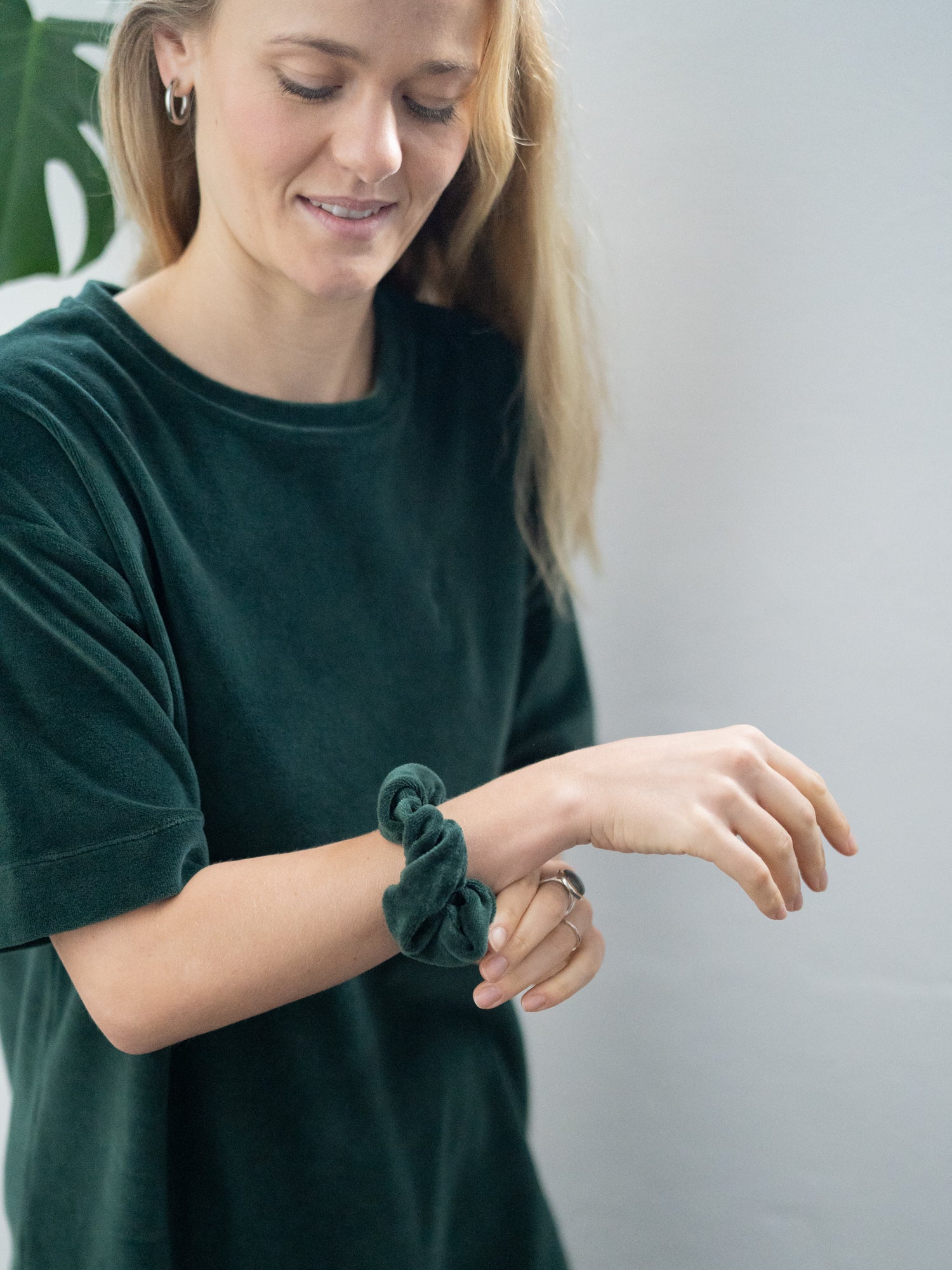 Greta trägt unser upcycling Samt Scrunchie in Kombination mit unserem Samt Kleid in grün.