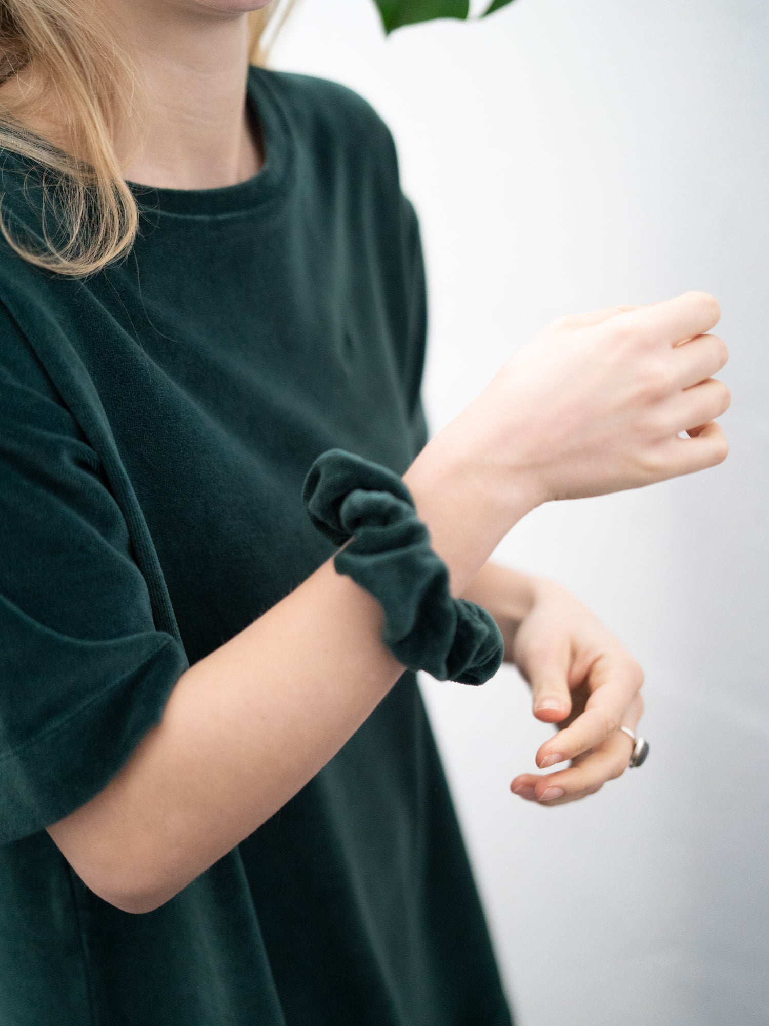 Greta trägt unser nachhaltiges und faires FUXBAU Scrunchie am Handgelenk.