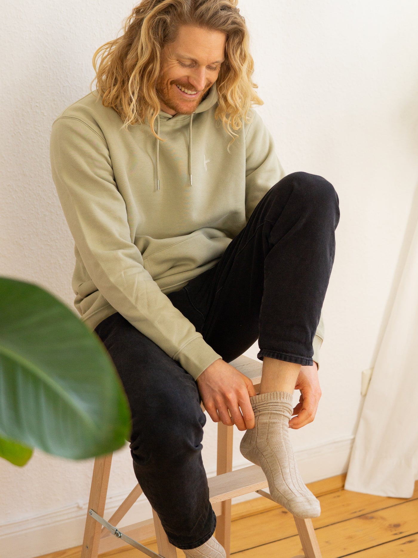 Unser Freund Mo trägt unsere fairen und nachhaltigen FUXBAU Socken in beige meliert aus GOTS zertifizierter Biobaumwolle