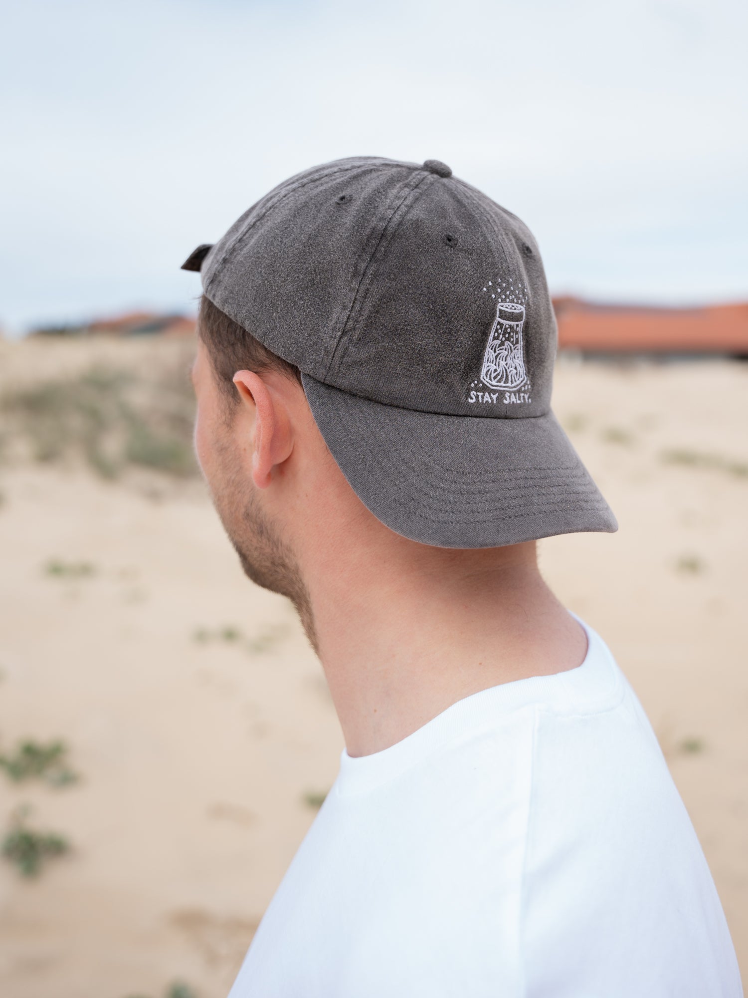 Fredde trägt unsere nachhaltige und faire Stay Salty Dad Cap in salzschwarz aus 100% GOTS zertifizierter Biobaumwolle Made in Portugal.