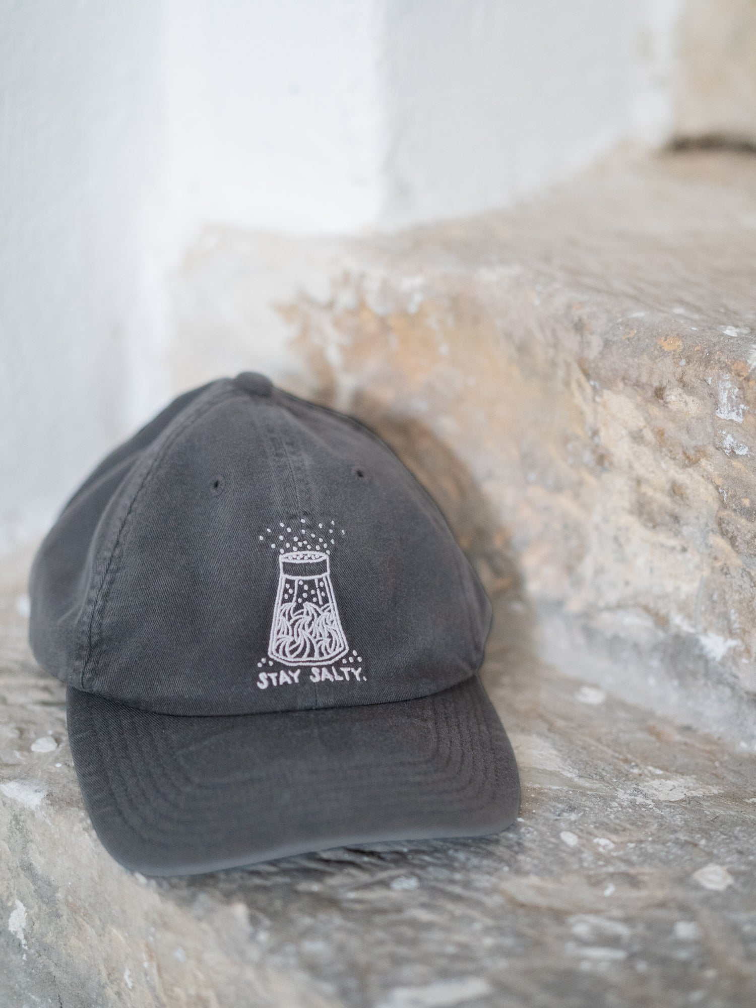 Nachhaltige und faire Stay Salty Dad Cap in salzschwarz von FUXBAU aus 100% GOTS zertifizierter Biobaumwolle Made in Portugal.