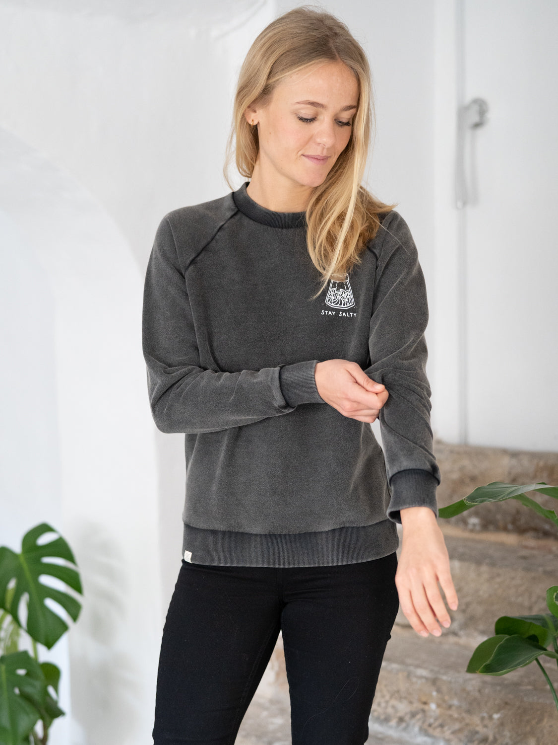 FUXBAU Fair Fasion Frauen Stay Salty Pullover aus 100% Biobaumwolle gefertigt in Portugal in schwarz.