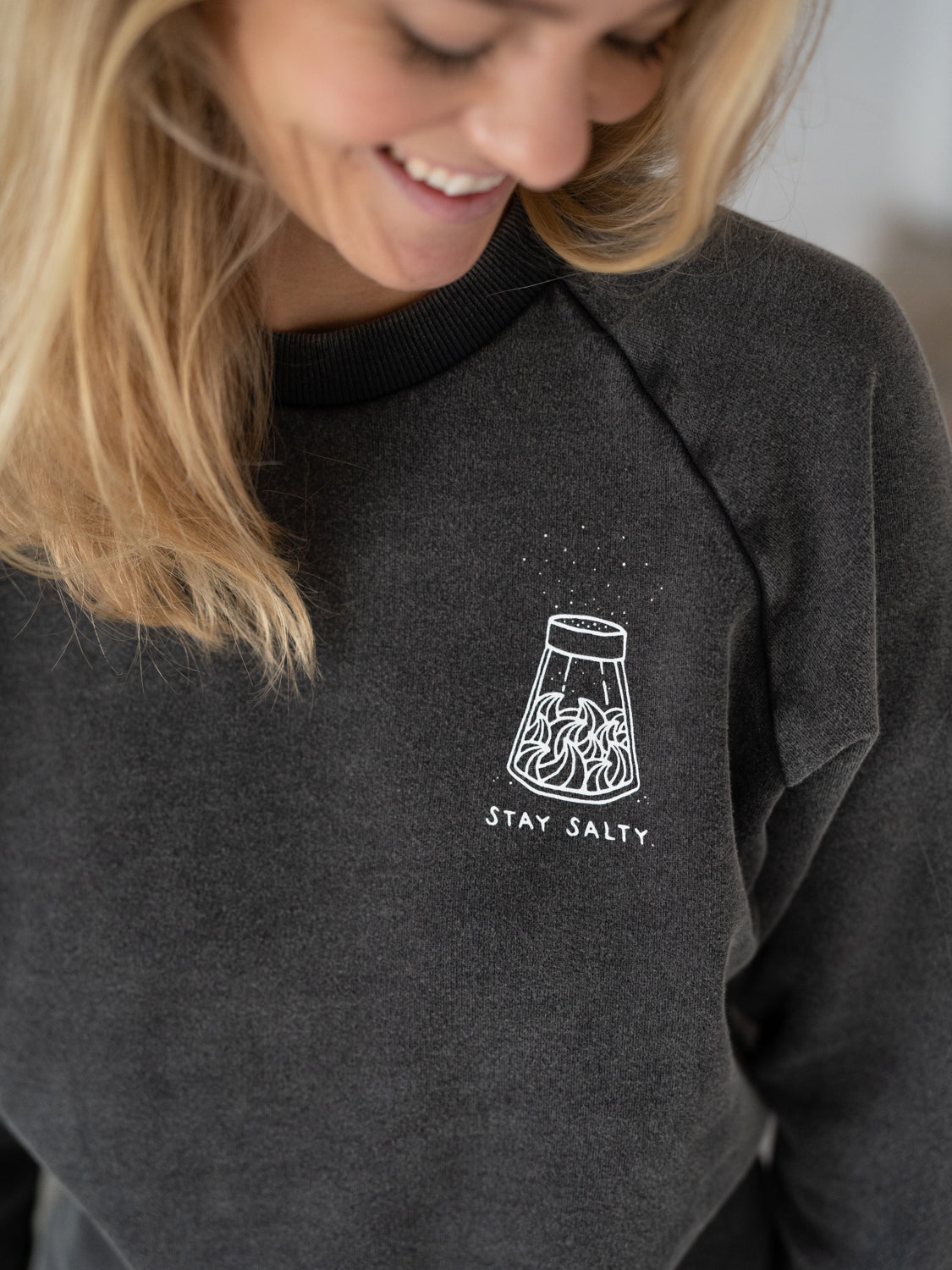 FUXBAU Fair Fasion Frauen Stay Salty Pullover aus 100% Biobaumwolle gefertigt in Portugal in schwarz.