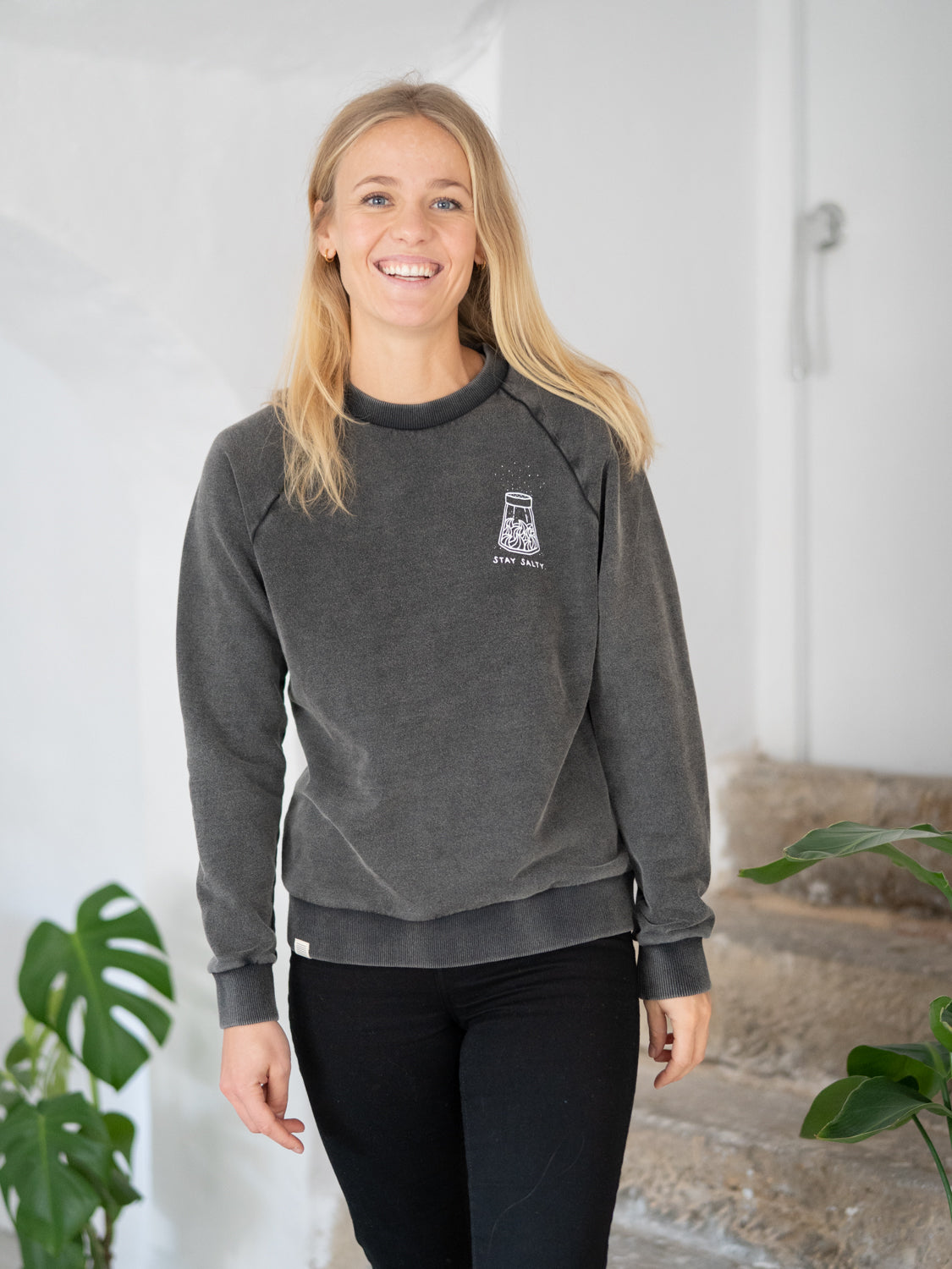 FUXBAU Fair Fasion Frauen Stay Salty Pullover aus 100% Biobaumwolle gefertigt in Portugal in schwarz.