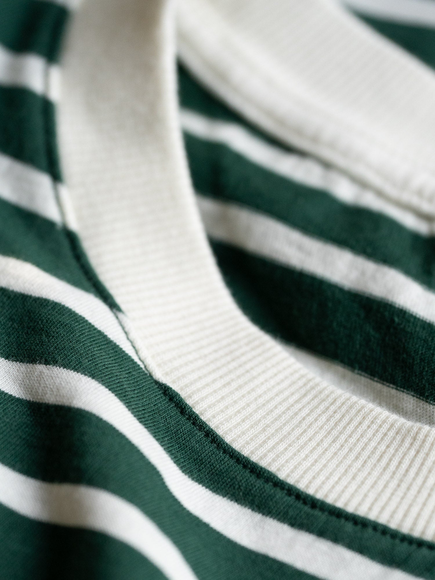 Detailansicht eines nachhaltiges Fair Fashion Frauen Streifen Longsleeve in creme grün aus 100% GOTS zertifizierter Biobaumwolle.