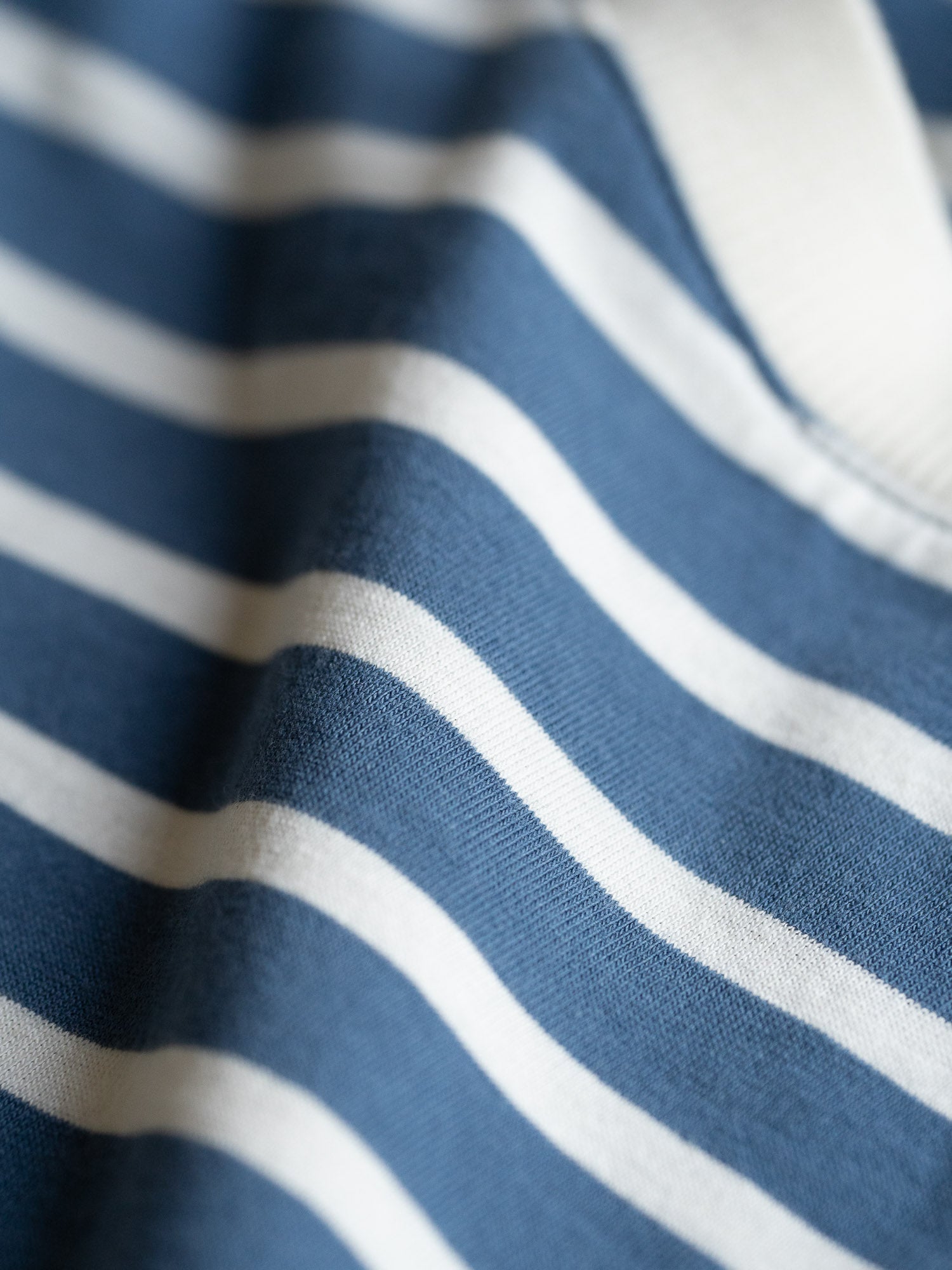 Detailansicht eines nachhaltiges Fair Fashion Frauen Streifen Longsleeve in creme blau von FUXBAU aus 100% GOTS zertifizierter Biobaumwolle.