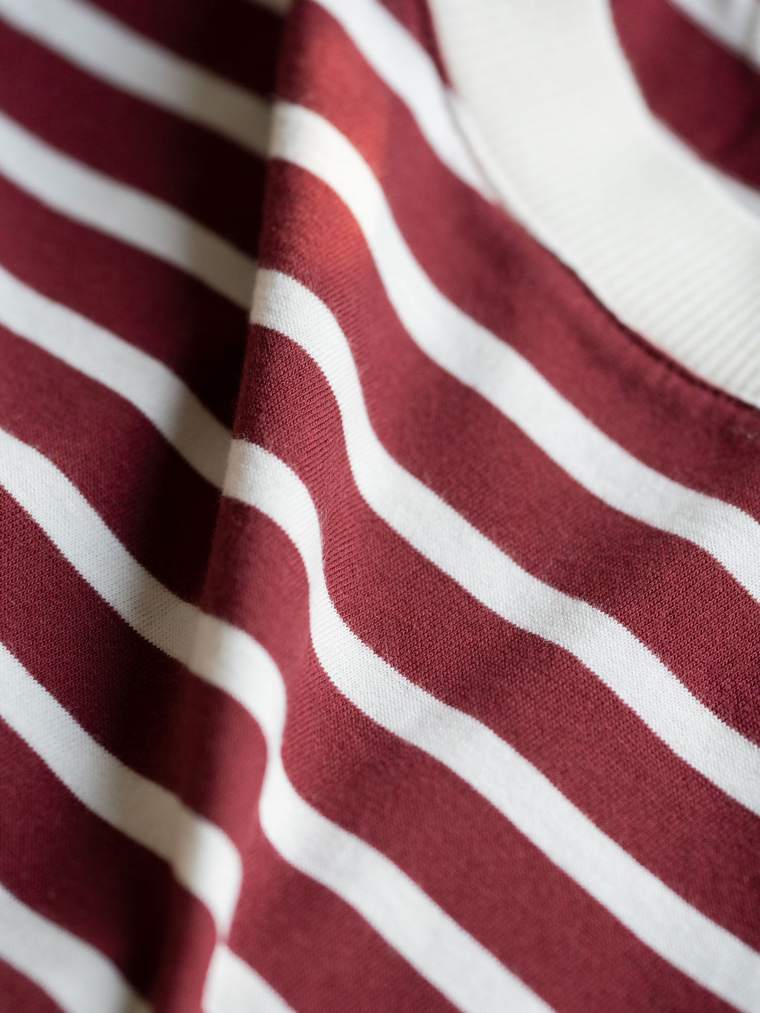 Detailansicht eines nachhaltiges Fair Fashion Frauen Streifen Longsleeve in creme bordeaux aus 100% GOTS zertifizierter Biobaumwolle.