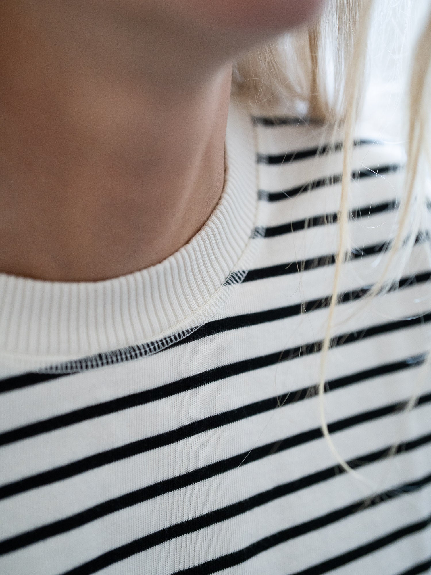 Rippenkragen unseres nachhaltigen Streifen Longsleeves in weiß schwarz