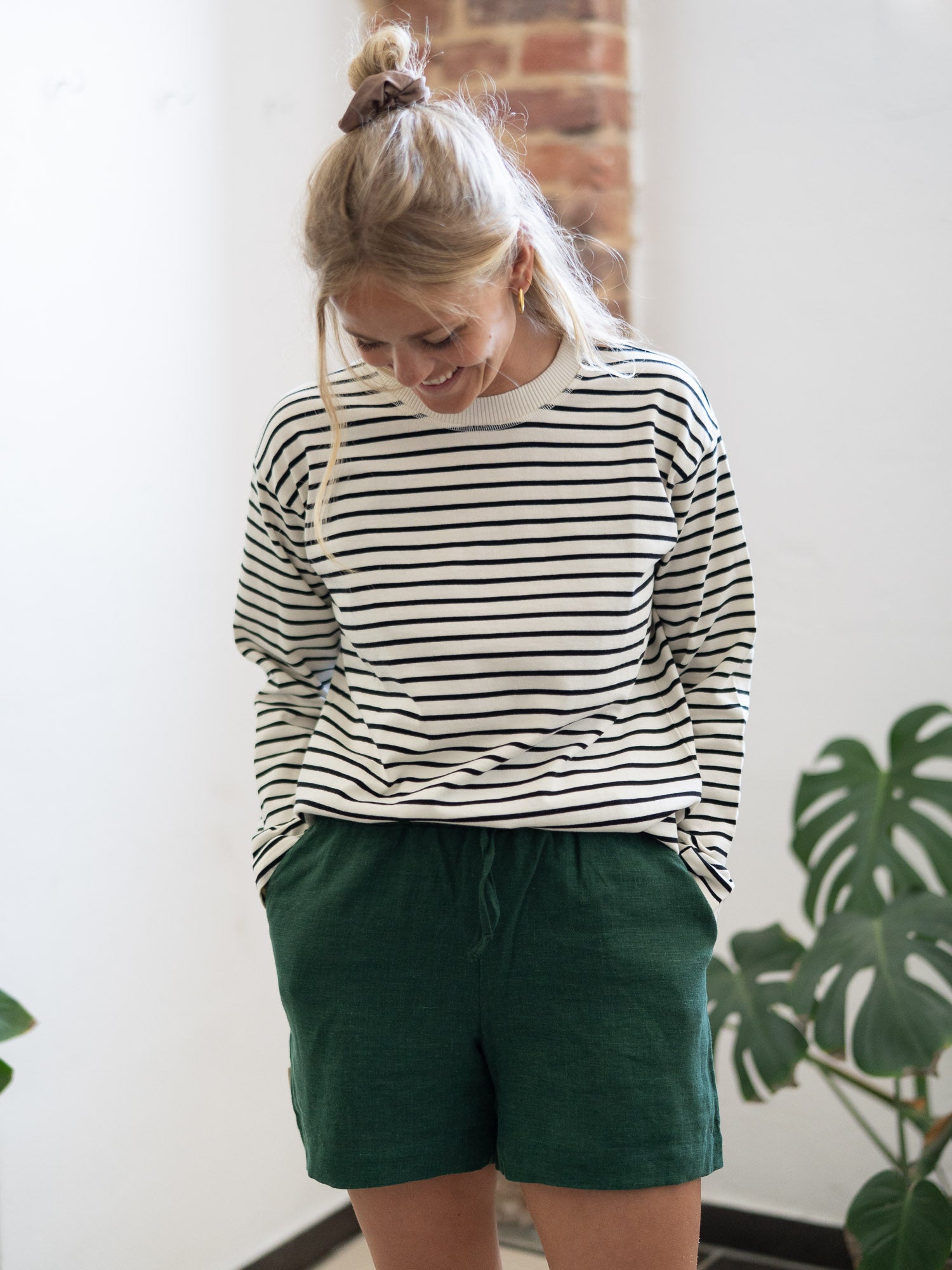 Das Frauen Longsleeve in weiss mit schwarzen Streifen hat eine optimale Passform, ist kastig geschnitten, mit langen Ärmeln.