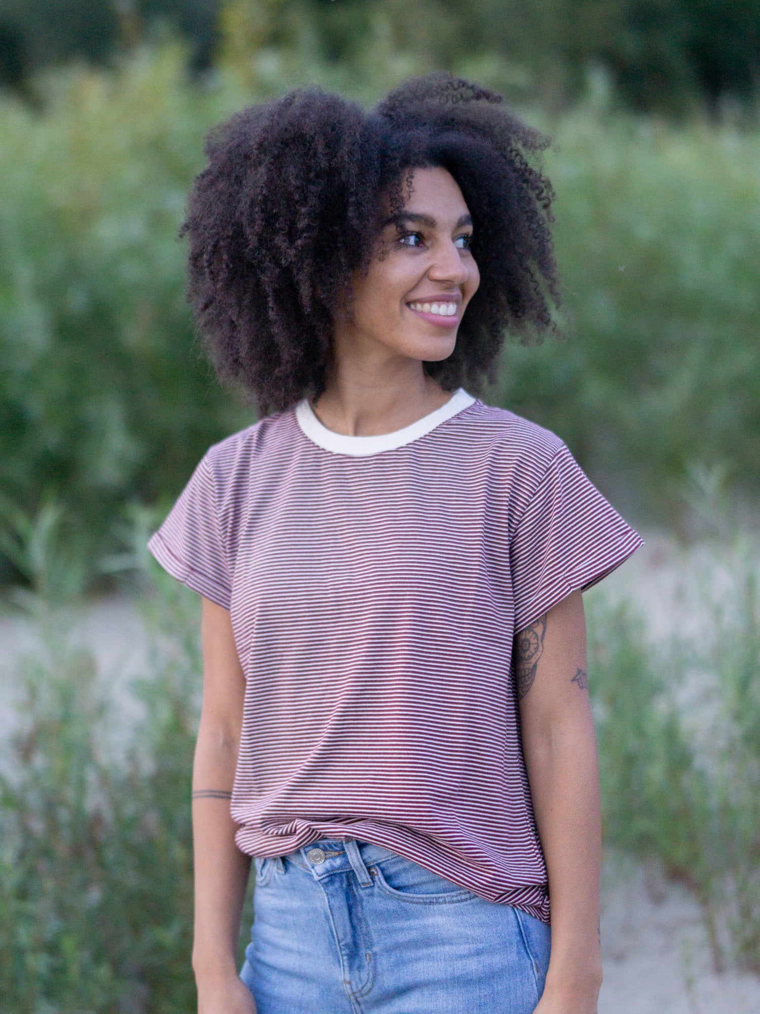 Jacky trägt unser Fair Fashion Frauen Streifenshirt in creme bordeaux made in Portugal aus 100% Biobaumwolle.