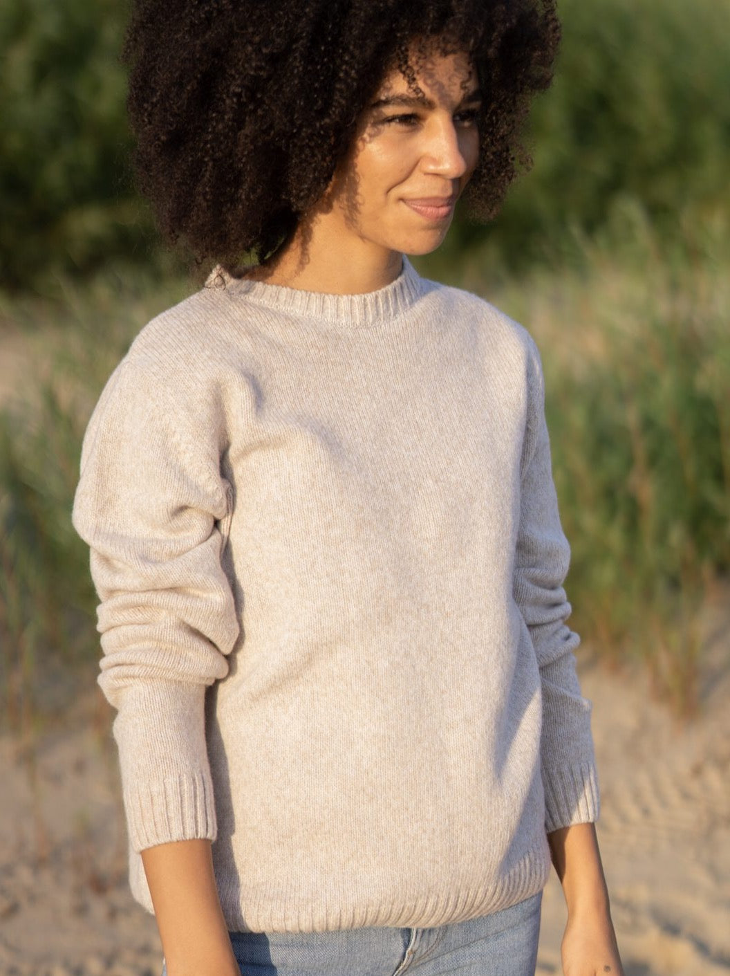 Nachhaltiger Frauen Merino Strickpullover in beige aus 100% Merinowolle und fair in Deutschland hergestellt. Getragen vom Jacky in Hamburg an der Elbe.