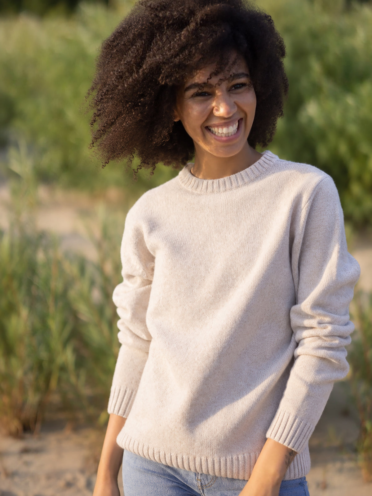 Jacky trägt unseren Fair Fashion Frauen Merino Strickpullover in beigemeliert aus 100% Merinowolle und fair in Deutschland hergestellt