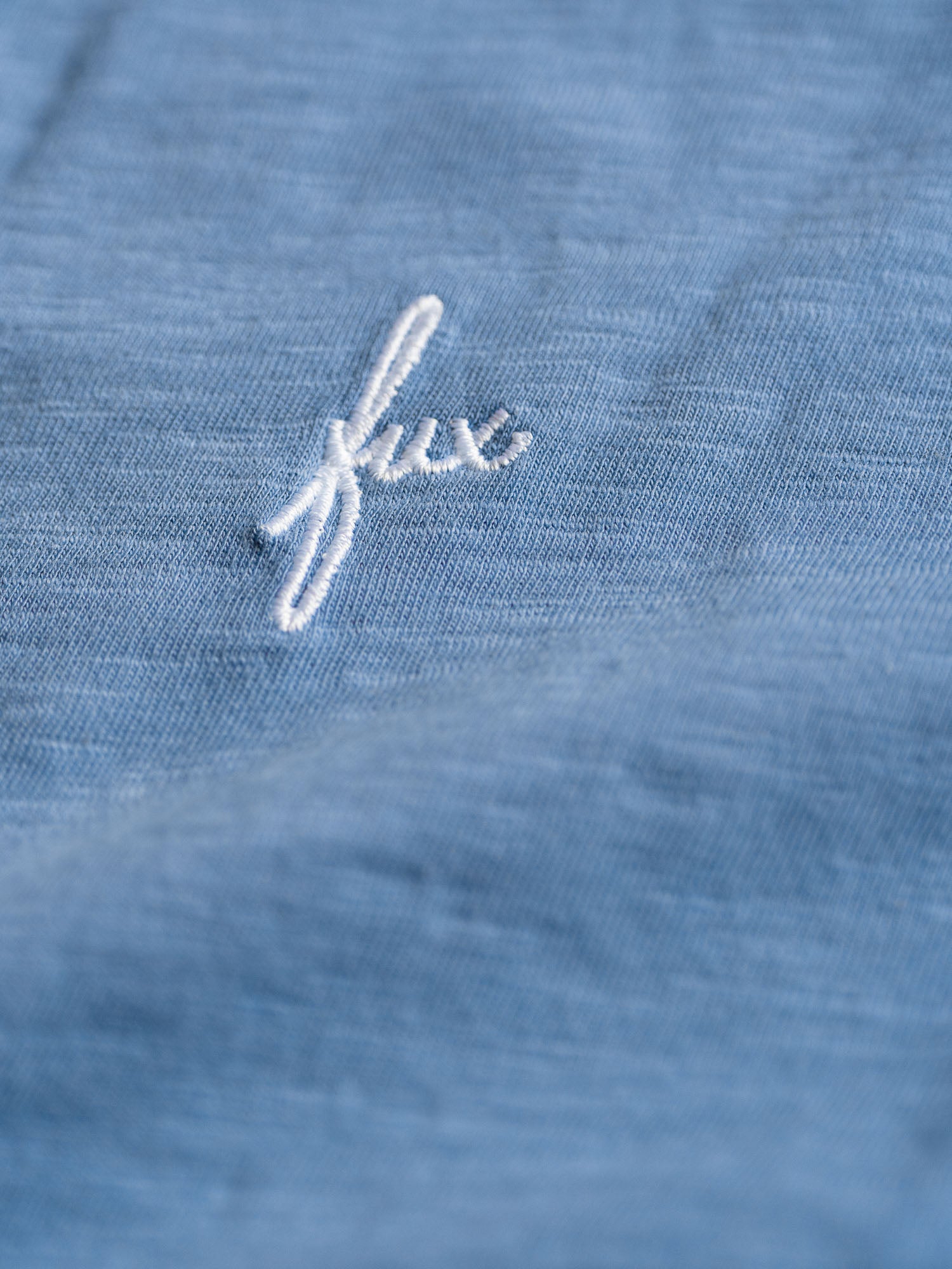 Detailansicht eines fux Sticks in weiß vom nachhaltigen Fair Fashion Frauen Azul T-Shirt von FUXBAU aus 100% GOTS Bio-Baumwolle.