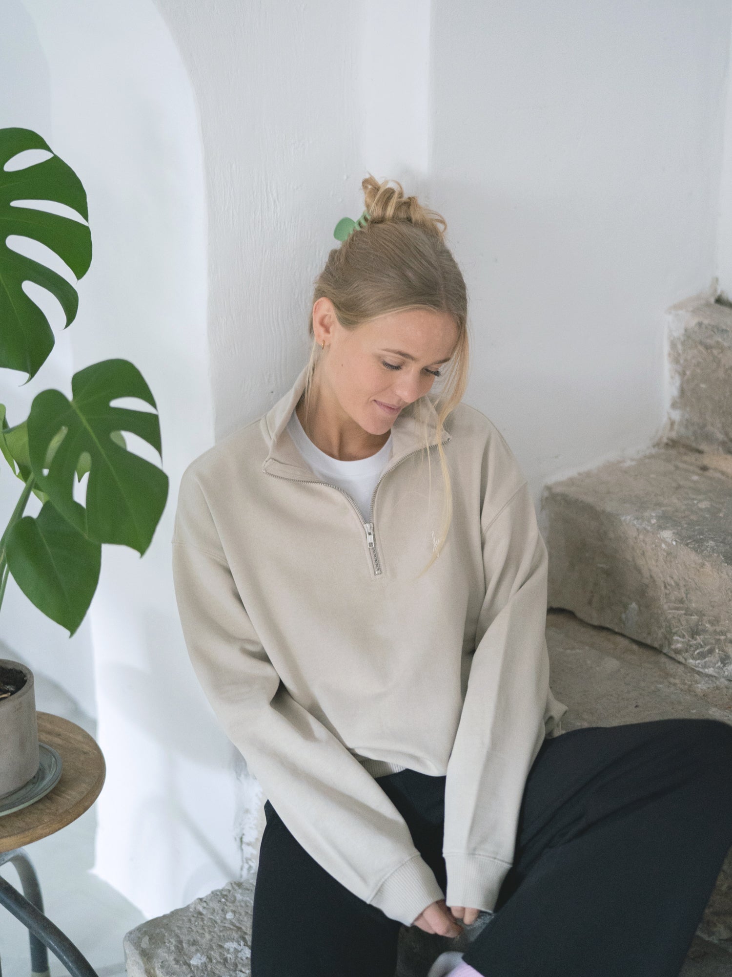 Beiger Half Zip Sweater für Frauen aus Bio-Baumwolle GOTS im Alltag getragen