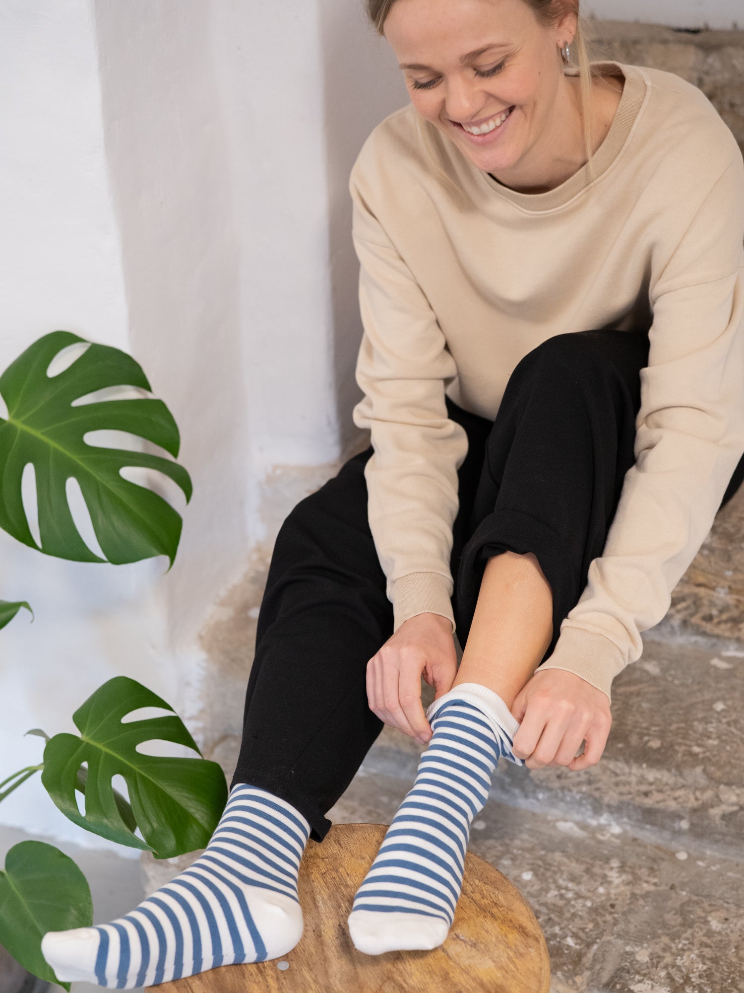Nachhaltige Fair Fashion Unisex Socken von FUXBAU in cremeweiss blau gestreift aus 100% Biobaumwolle.