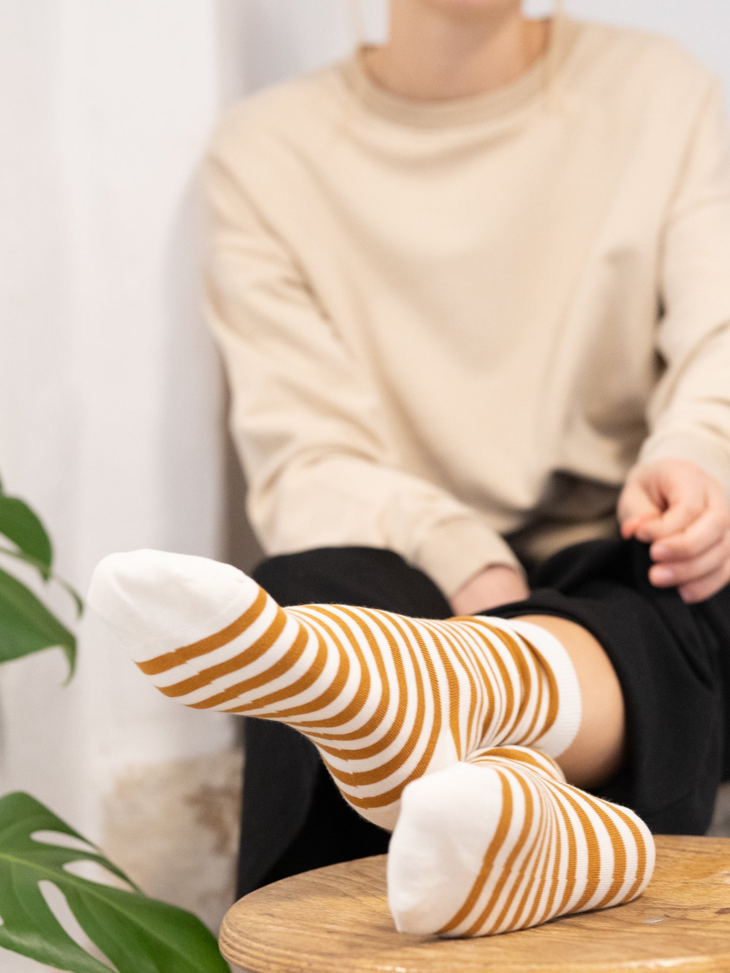 Nachhaltige Fair Fashion Unisex Socken von FUXBAU in cremeweiss senf gestreift aus 100% Biobaumwolle.