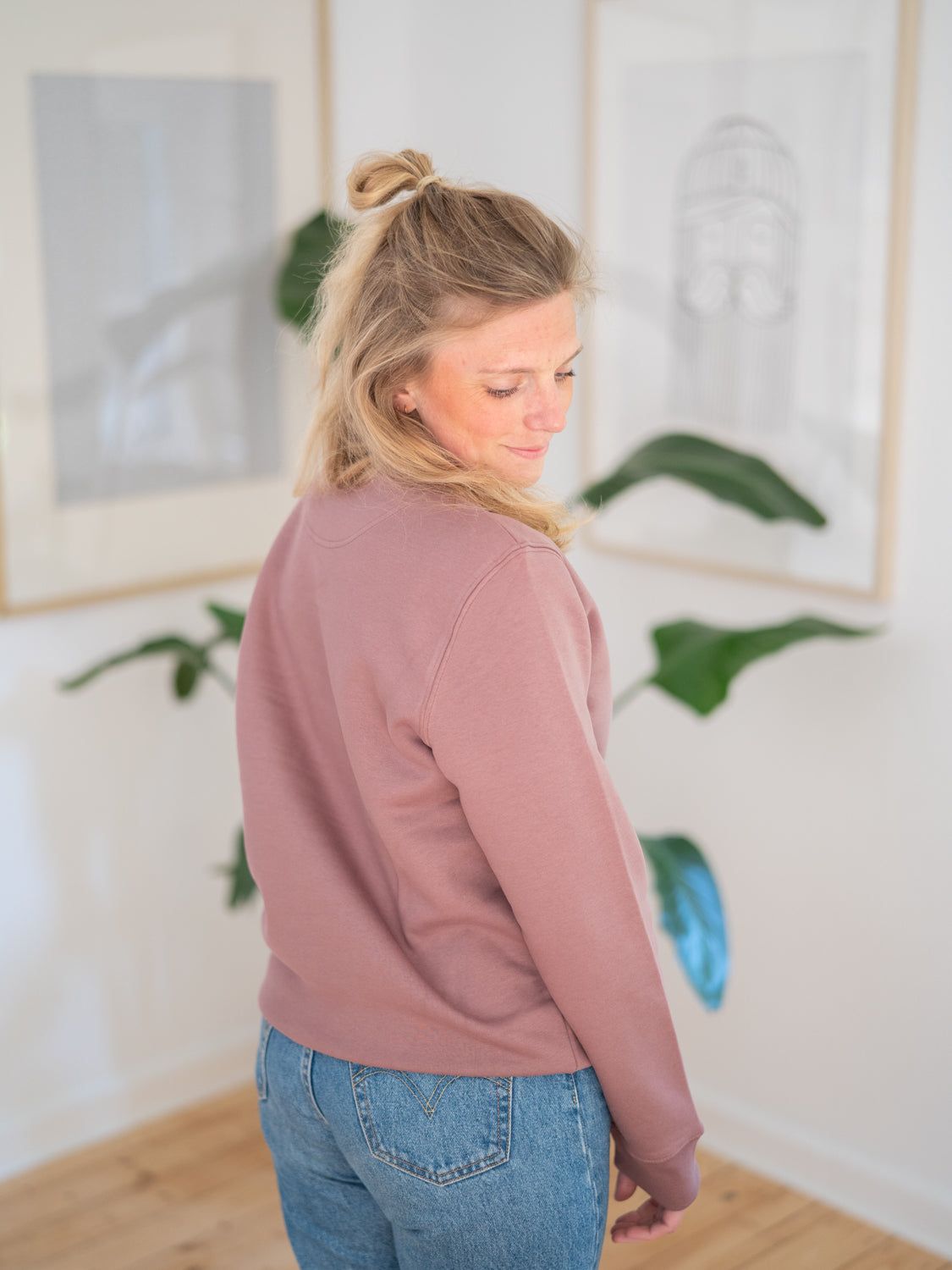 Nachhaltiger Unisex FUXBAU Fair Fashion Surf Sweater aus Biobaumwolle in rot.
