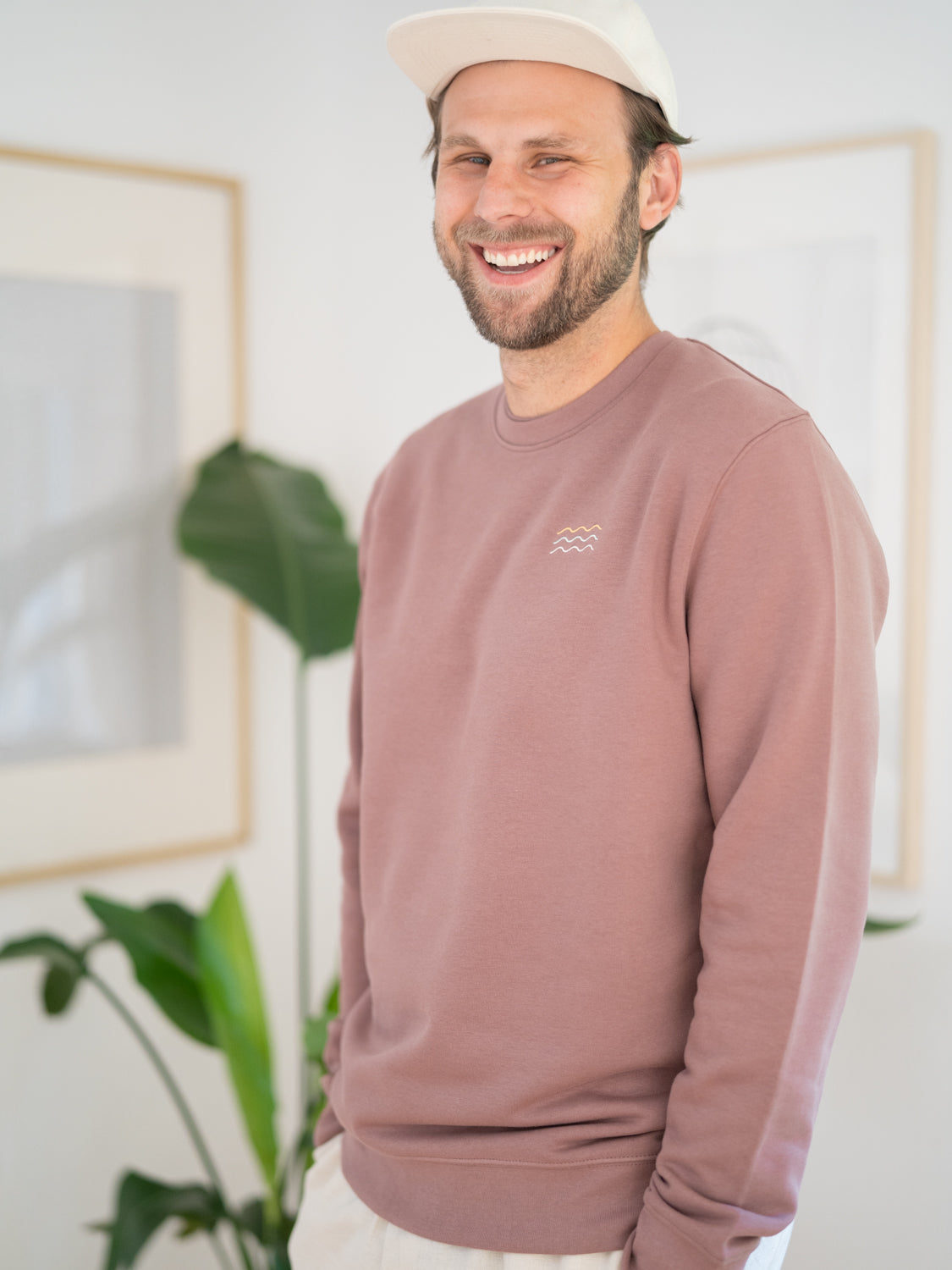Nachhaltiger Unisex FUXBAU Fair Fashion Surf Sweater aus Biobaumwolle in rot.