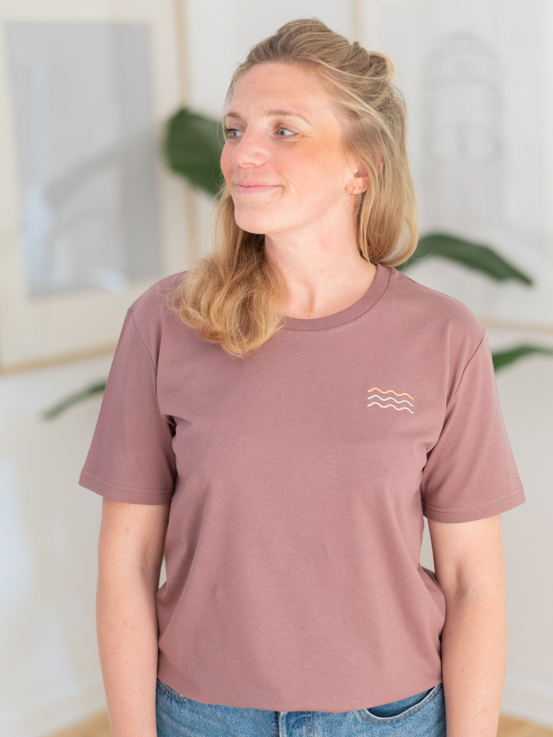 Nachhaltiges FUXBAU Fair Fashion Unisex Surf T-Shirt in rot mit mehrfarbigem Wellenstick.