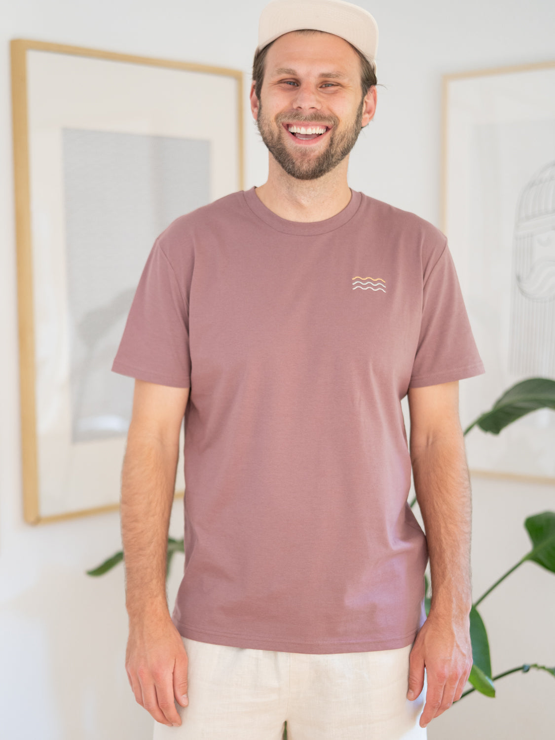 Nachhaltiges FUXBAU Fair Fashion Unisex Surf T-Shirt in rot mit mehrfarbigem Wellenstick.