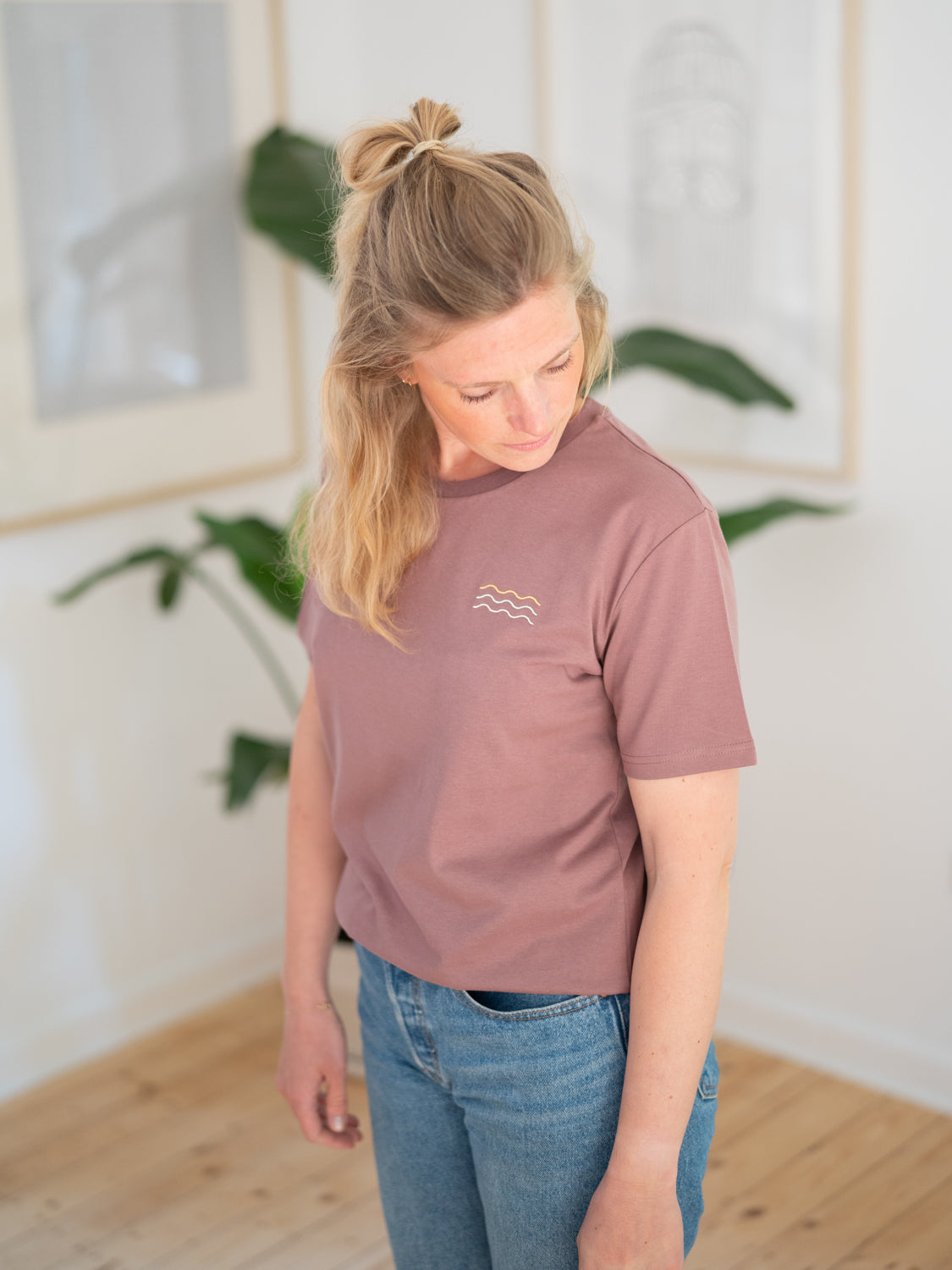 Nachhaltiges FUXBAU Fair Fashion Unisex Surf T-Shirt in rot mit mehrfarbigem Wellenstick.