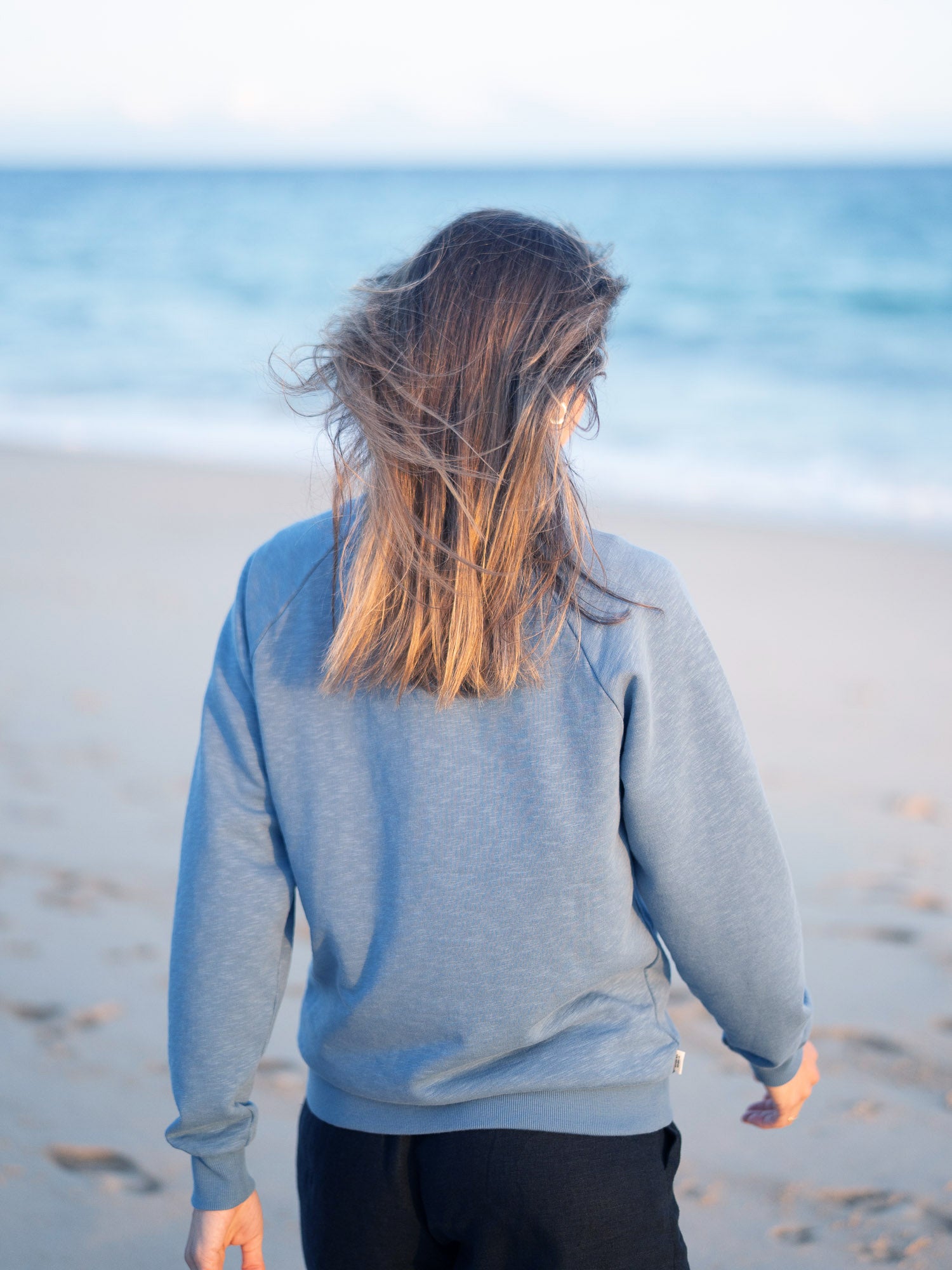Rückseite des Frauen fux Azul Sweaters in blau meliert aus 100% GOTS zertifizierter Biobaumwolle