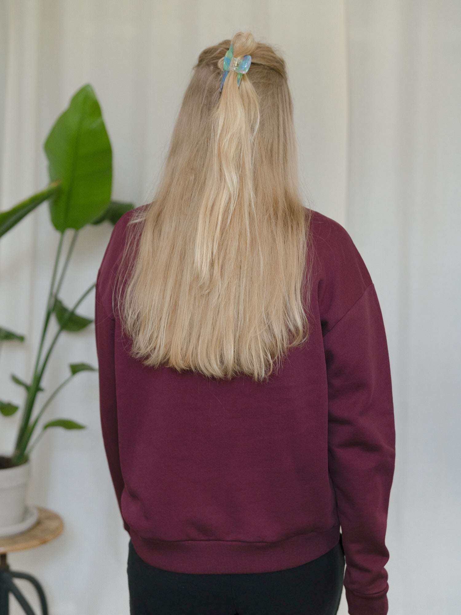 Rückansicht des bordeauxfarbenen FUXBAU Half-Zip Sweaters – nachhaltiger Damenpullover aus Biobaumwolle, fair produziert.