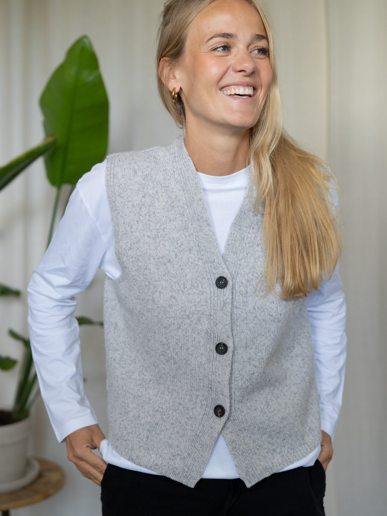 FUXBAU Merino Strickweste Damen in Graumeliert – klassischer Look mit weißem Longsleeve, fair produziert in Deutschland