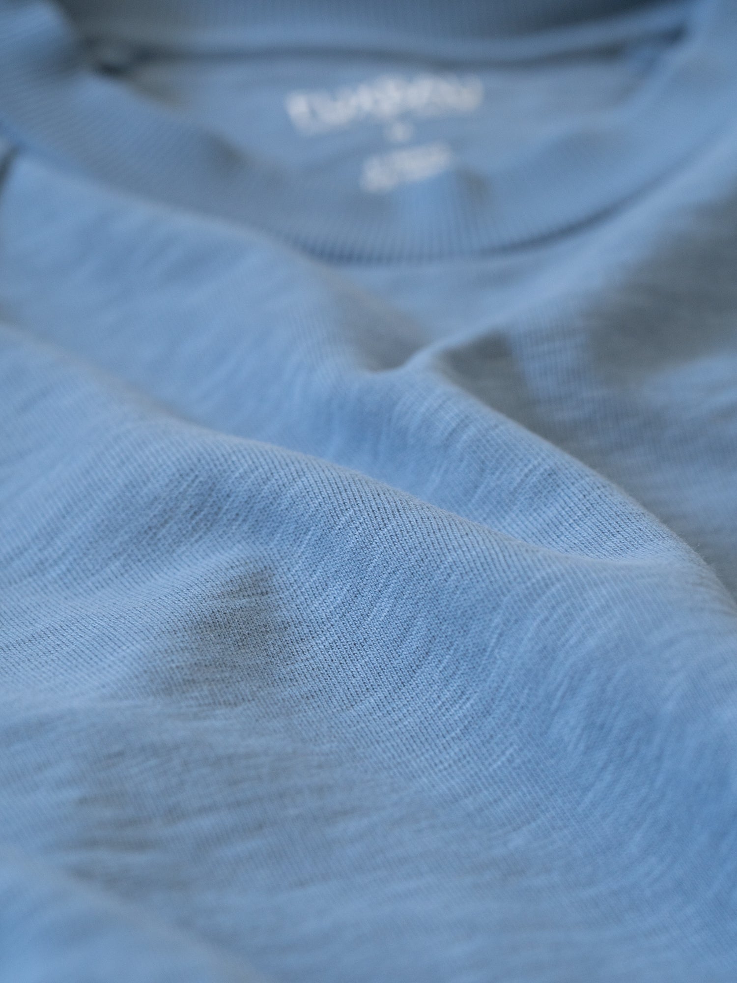 blau melierter vom Meer insperierter Stoff des nachhaltigen und fairen Sweater von FUXBAU