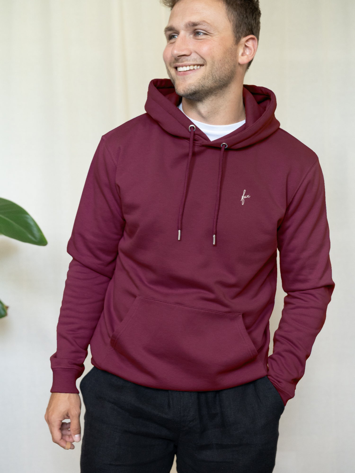 FUXBAU Unisex Hoodie bordeaux aus GOTS Bio-Baumwolle getragen von männlichem Model