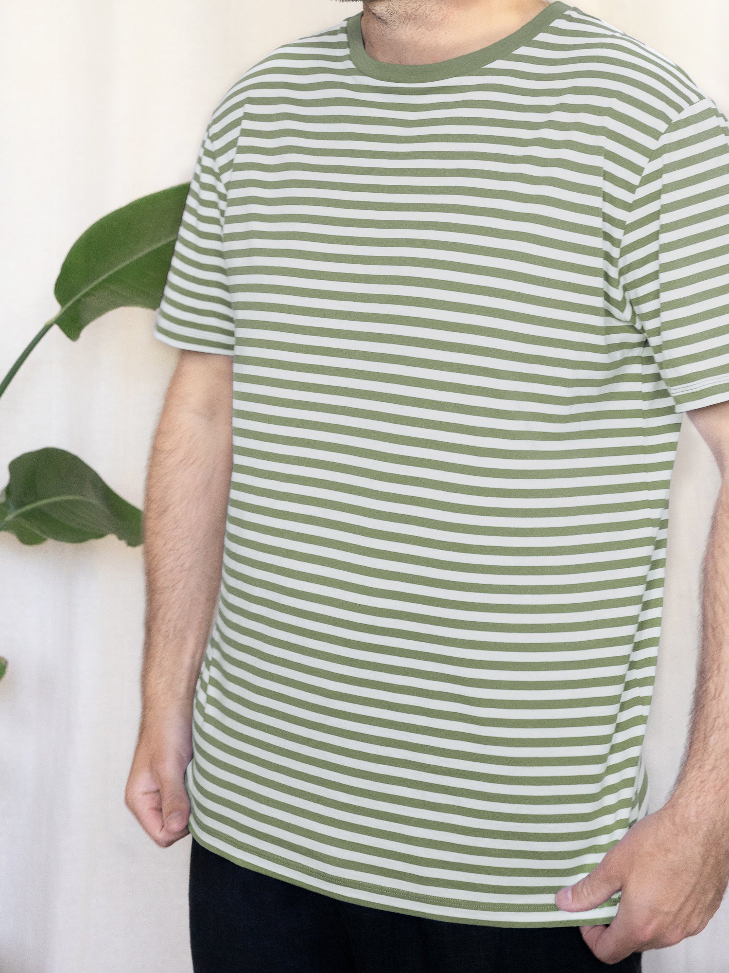 Gestreiftes Männer T-Shirt hellgrün weiß aus Biobaumwolle und fair in Portugal hergestellt