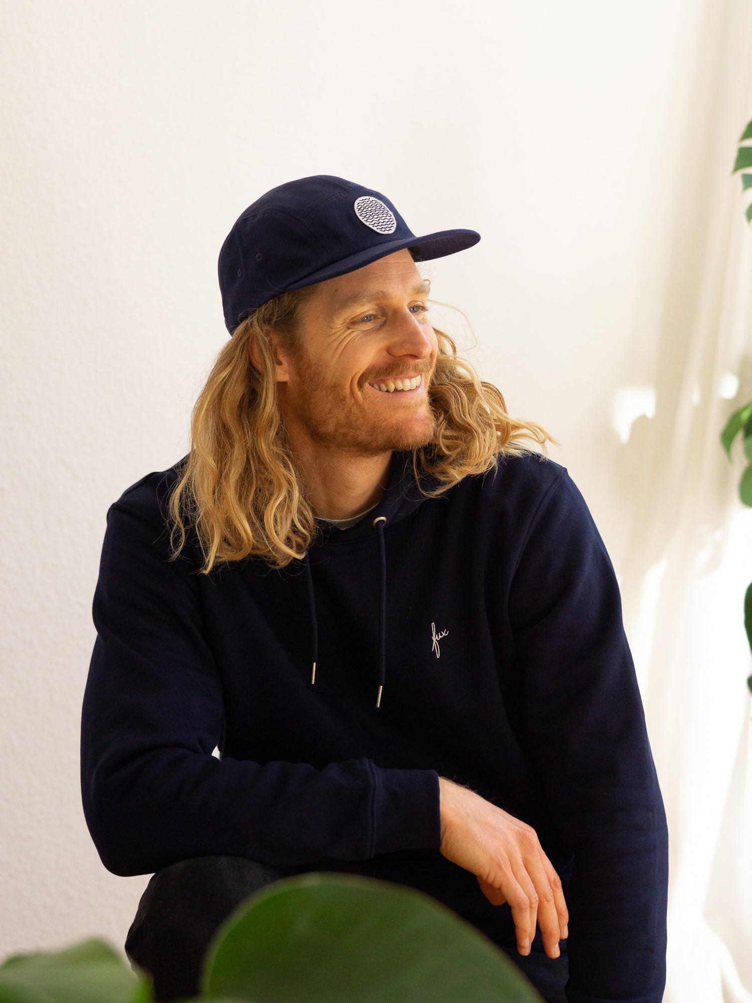 Unser Freund Mo trägt unsere FUXBAU Lost in Lines Cap mit Wellen-Patch